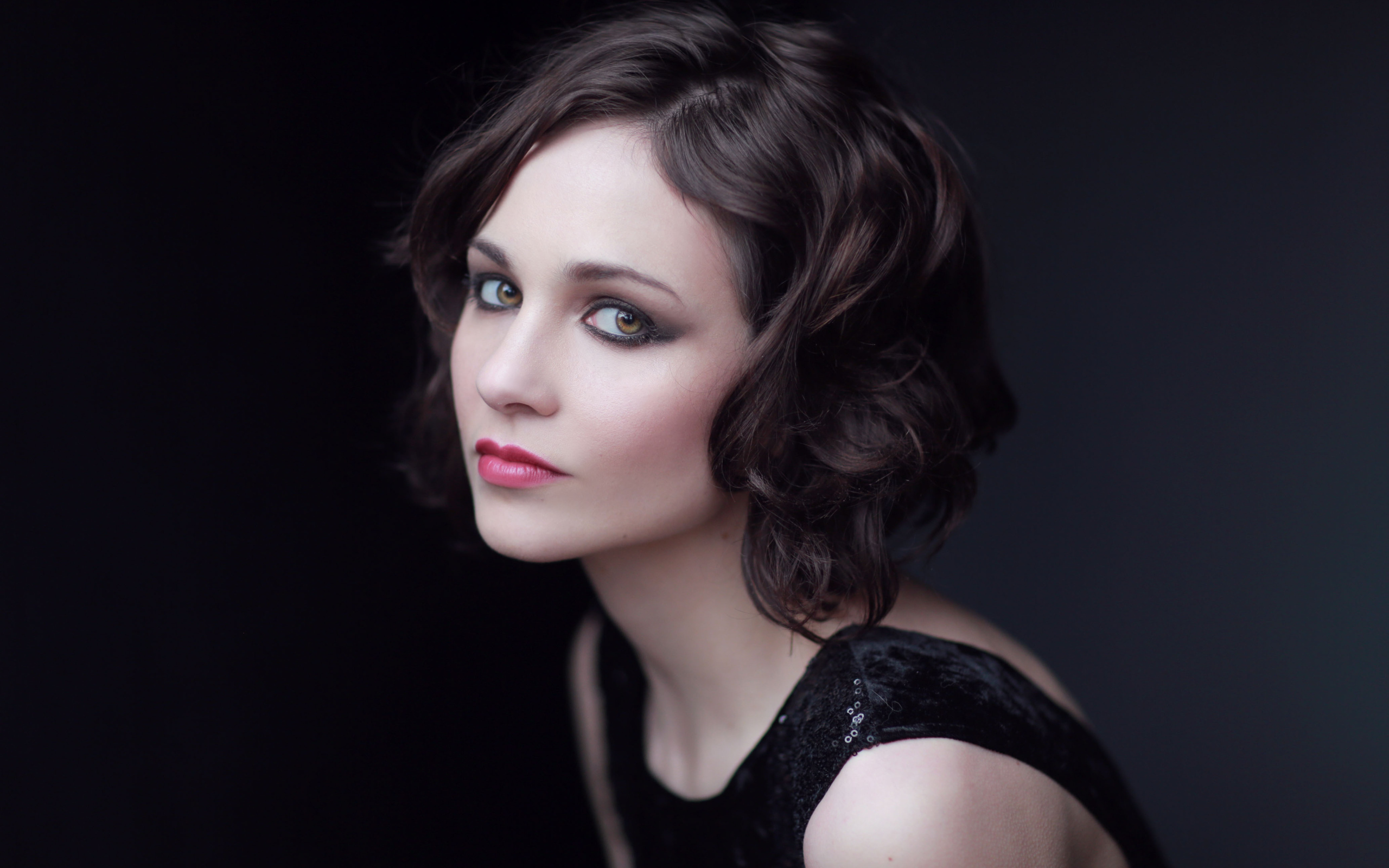 Нежная девушка, актриса Таппенс Мидлтон на черном фоне