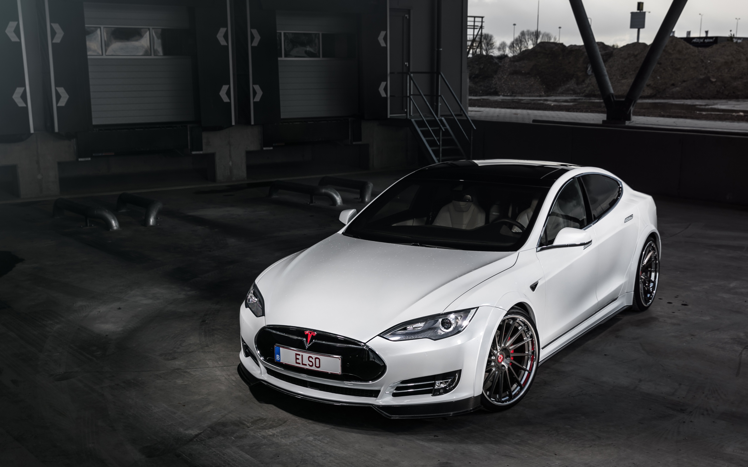 Белый автомобиль Tesla Model S 