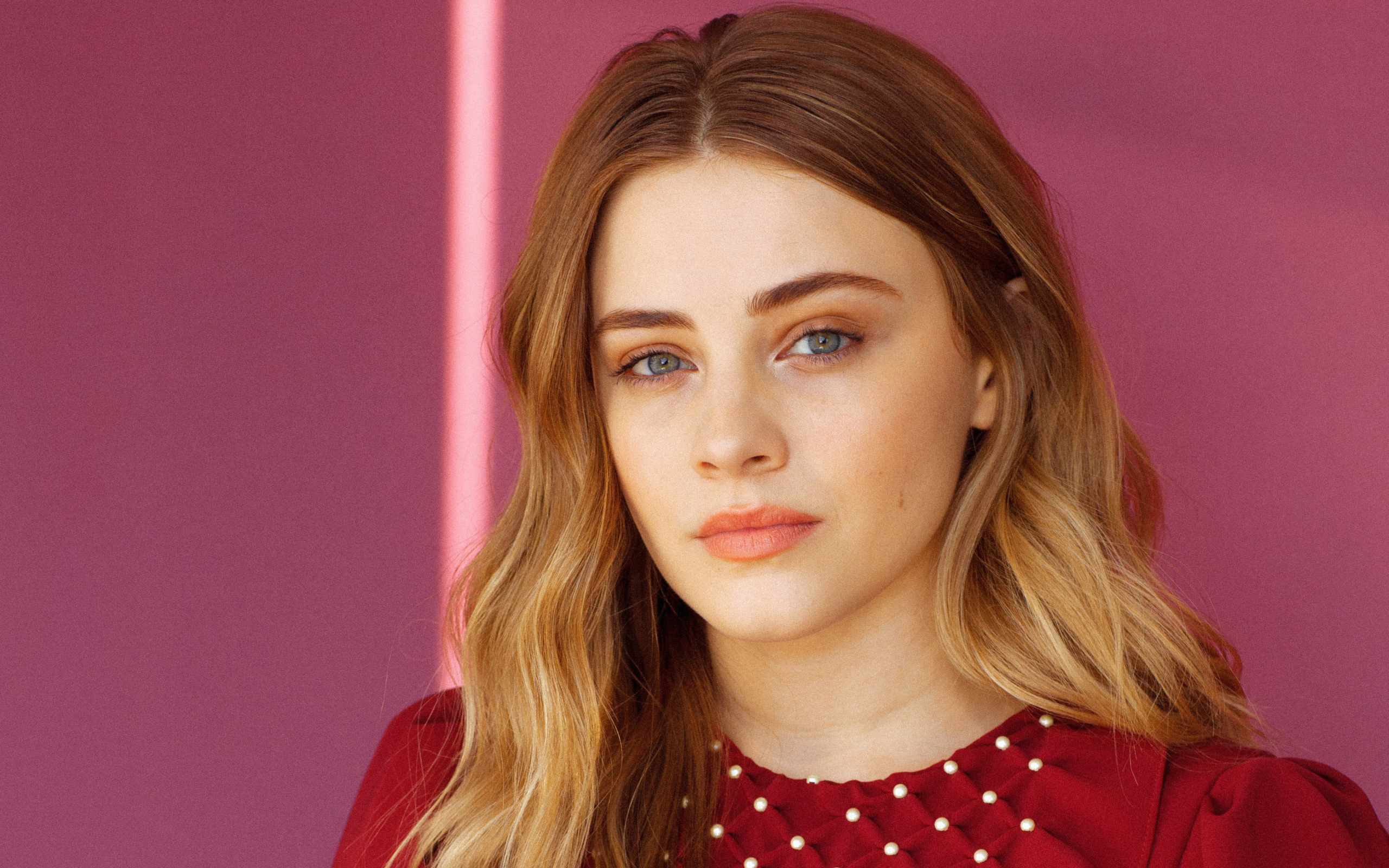 Молодая актриса Джозефин Лэнгфорд на розовом фоне