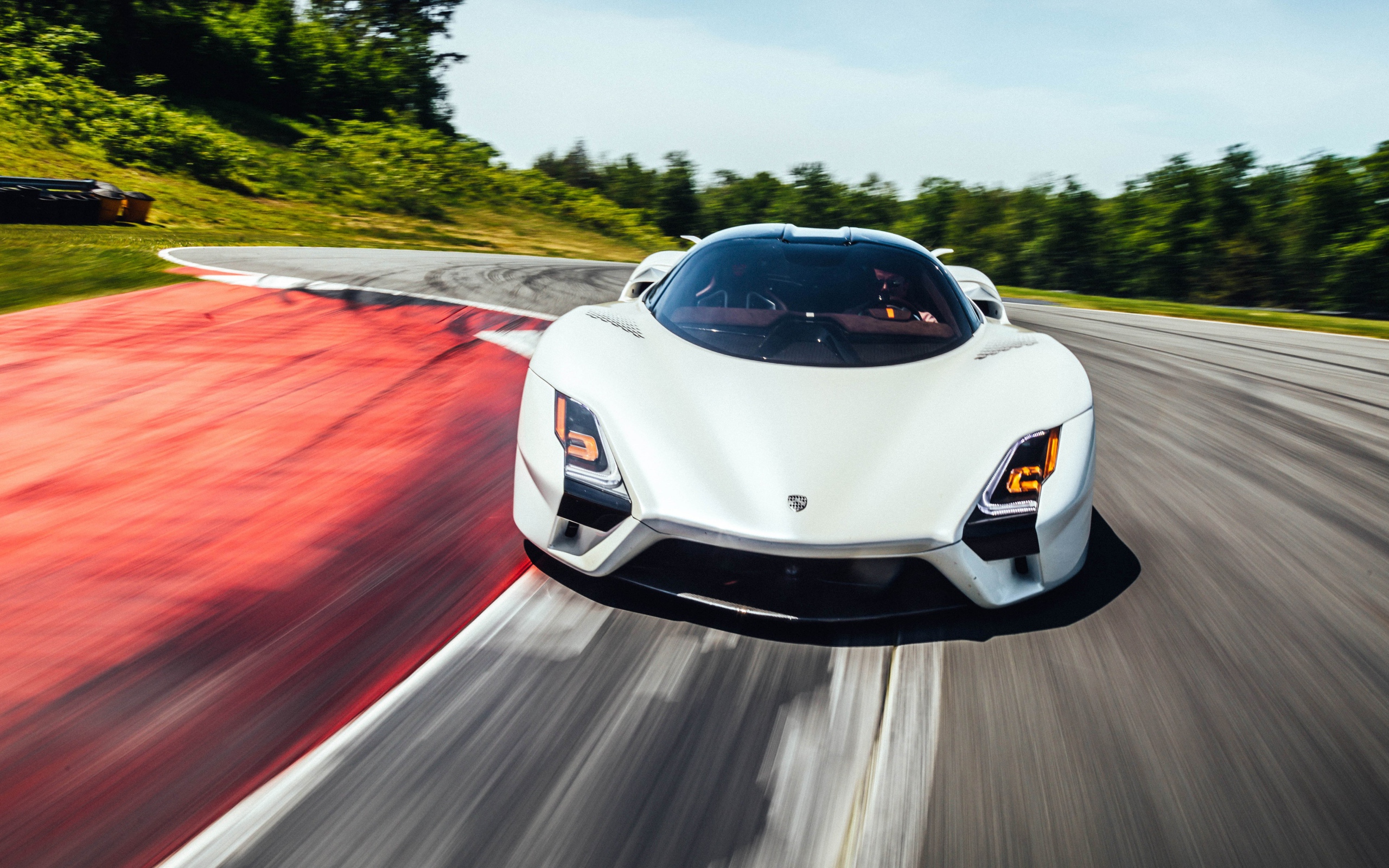 Гоночный автомобиль  SSC Tuatara, 2019 года на трассе