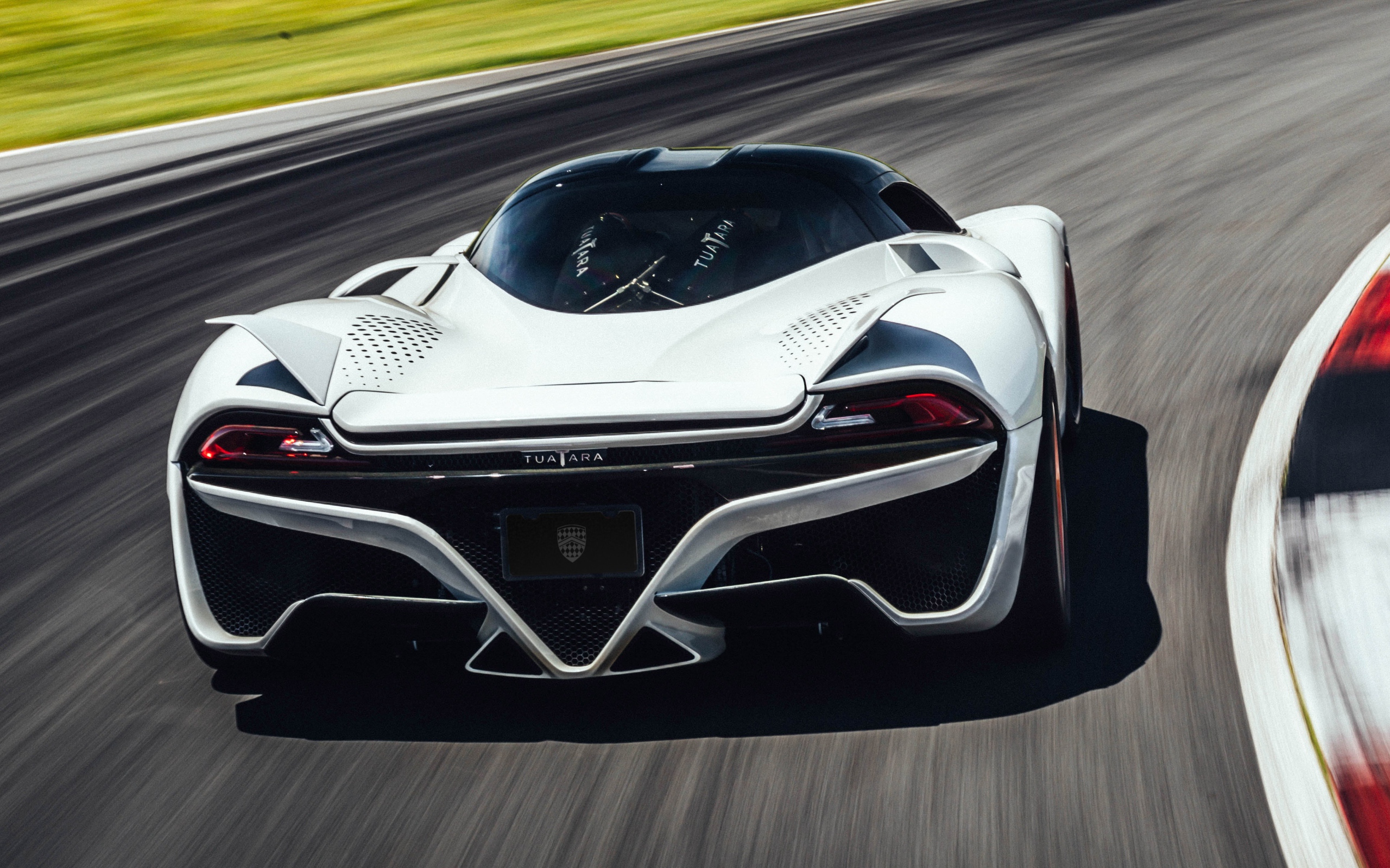 Спортивный автомобиль SSC Tuatara, 2019 года на трассе