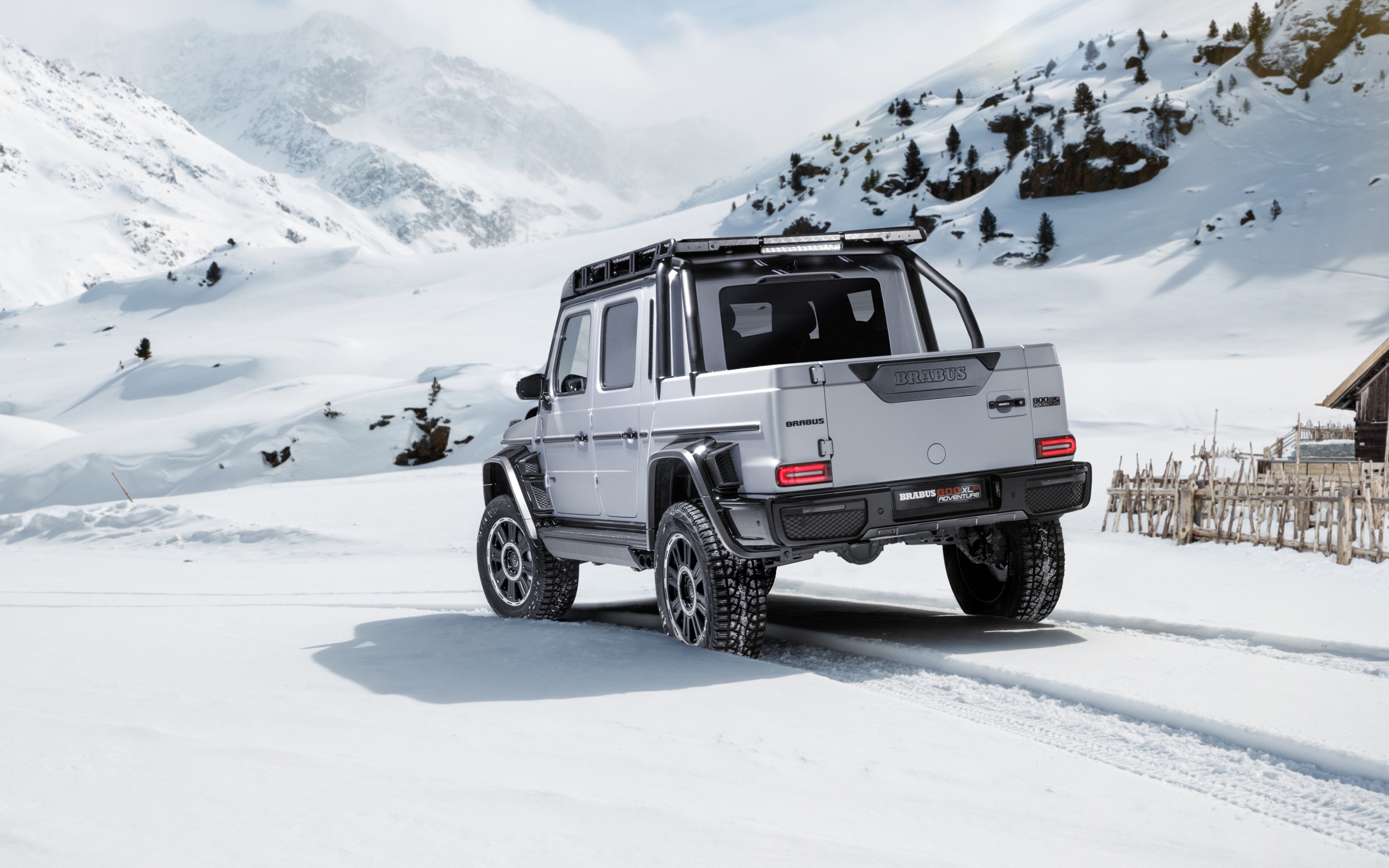 Автомобиль Brabus 800 Adventure XLP 2020 года в заснеженных горах 