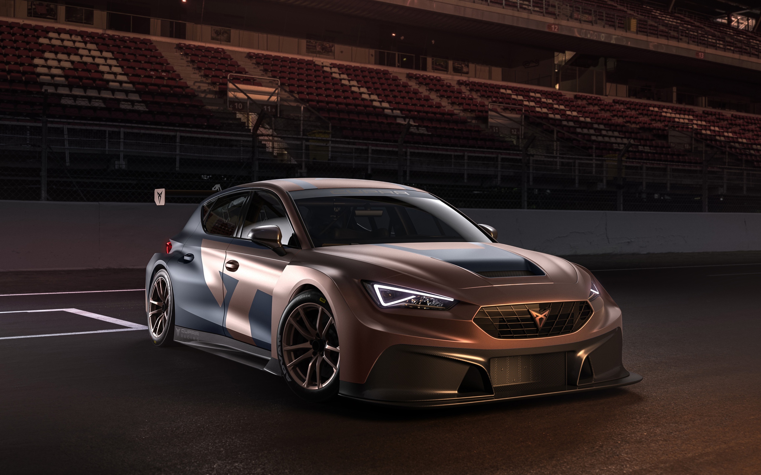 Автомобиль Cupra Leon Competition 2020 года на стадионе
