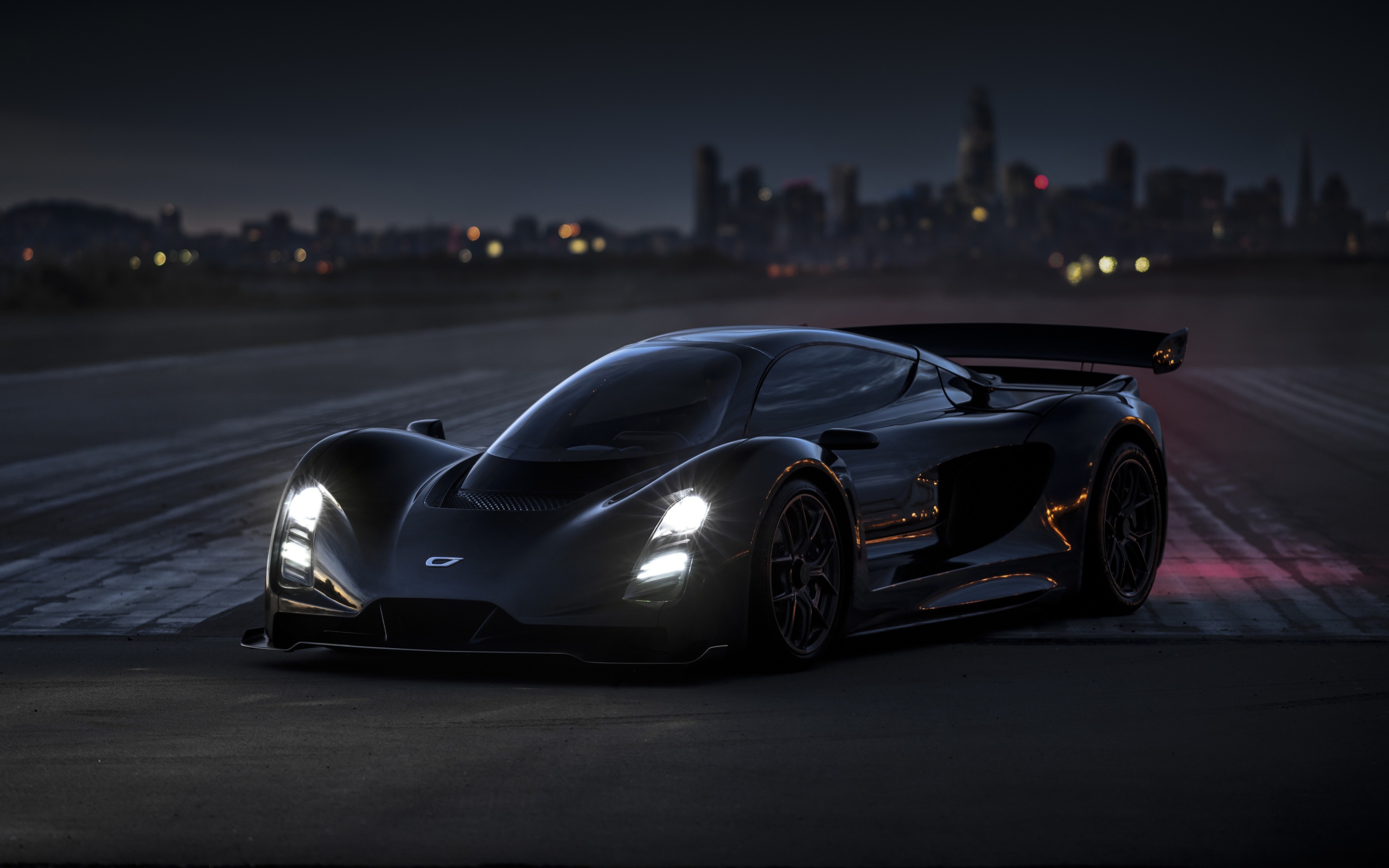 Черный гоночный автомобиль Czinger 21C Lightweight Track 2020 года на трассе