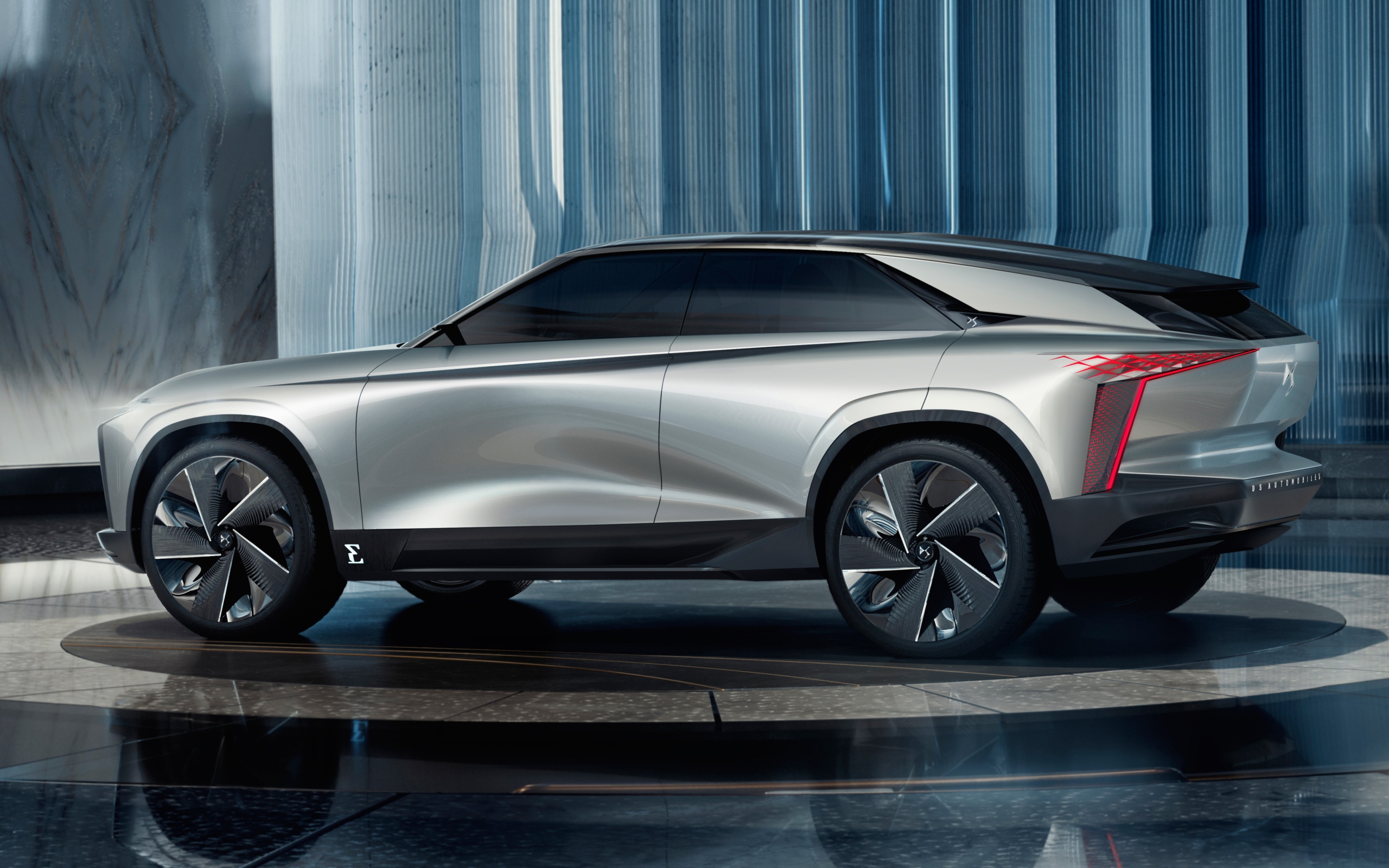 Серебристый автомобиль DS Aero Sport Lounge 2020 года вид сбоку