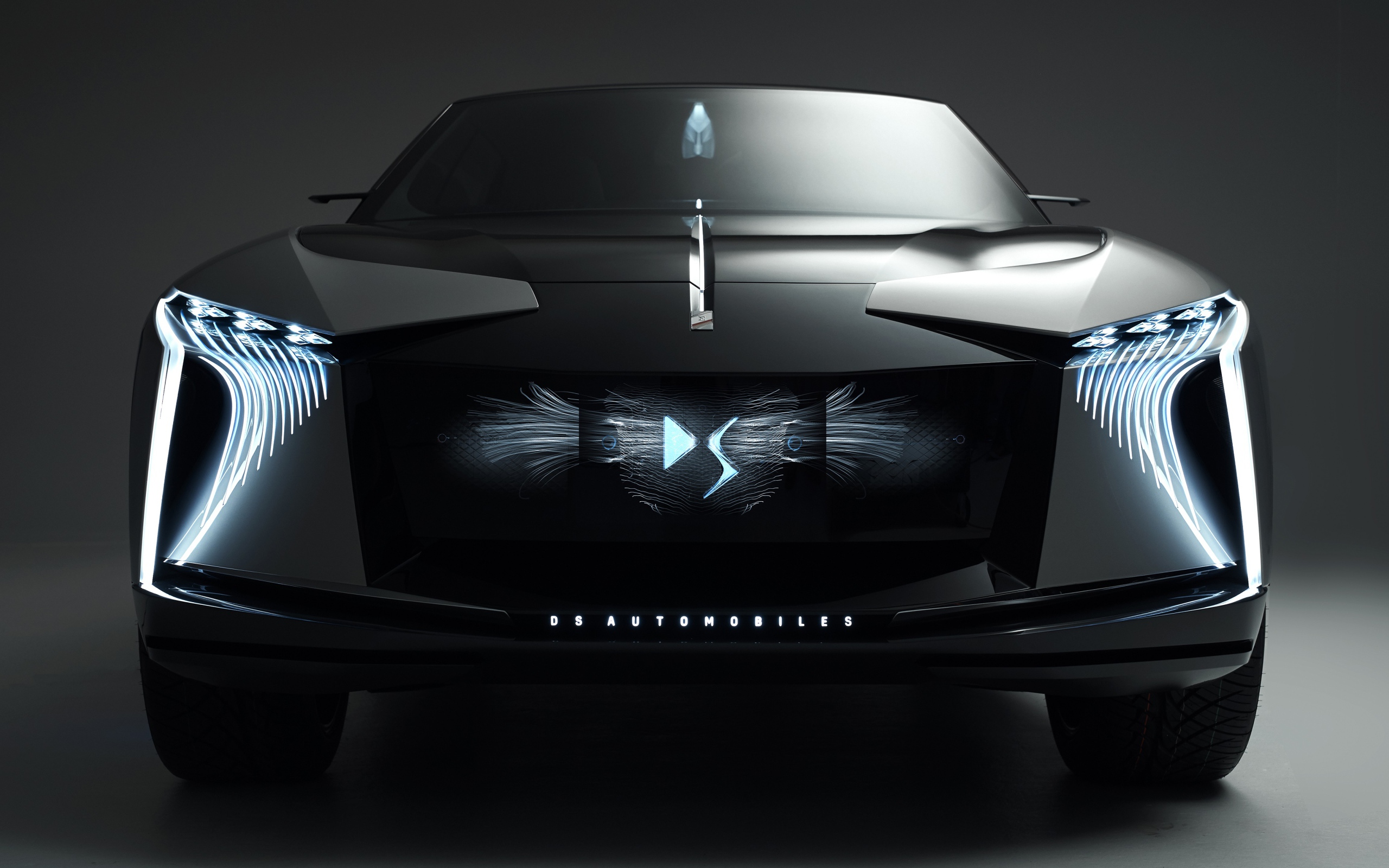 Черный автомобиль DS Aero Sport Lounge 2020 года на сером фоне вид спереди