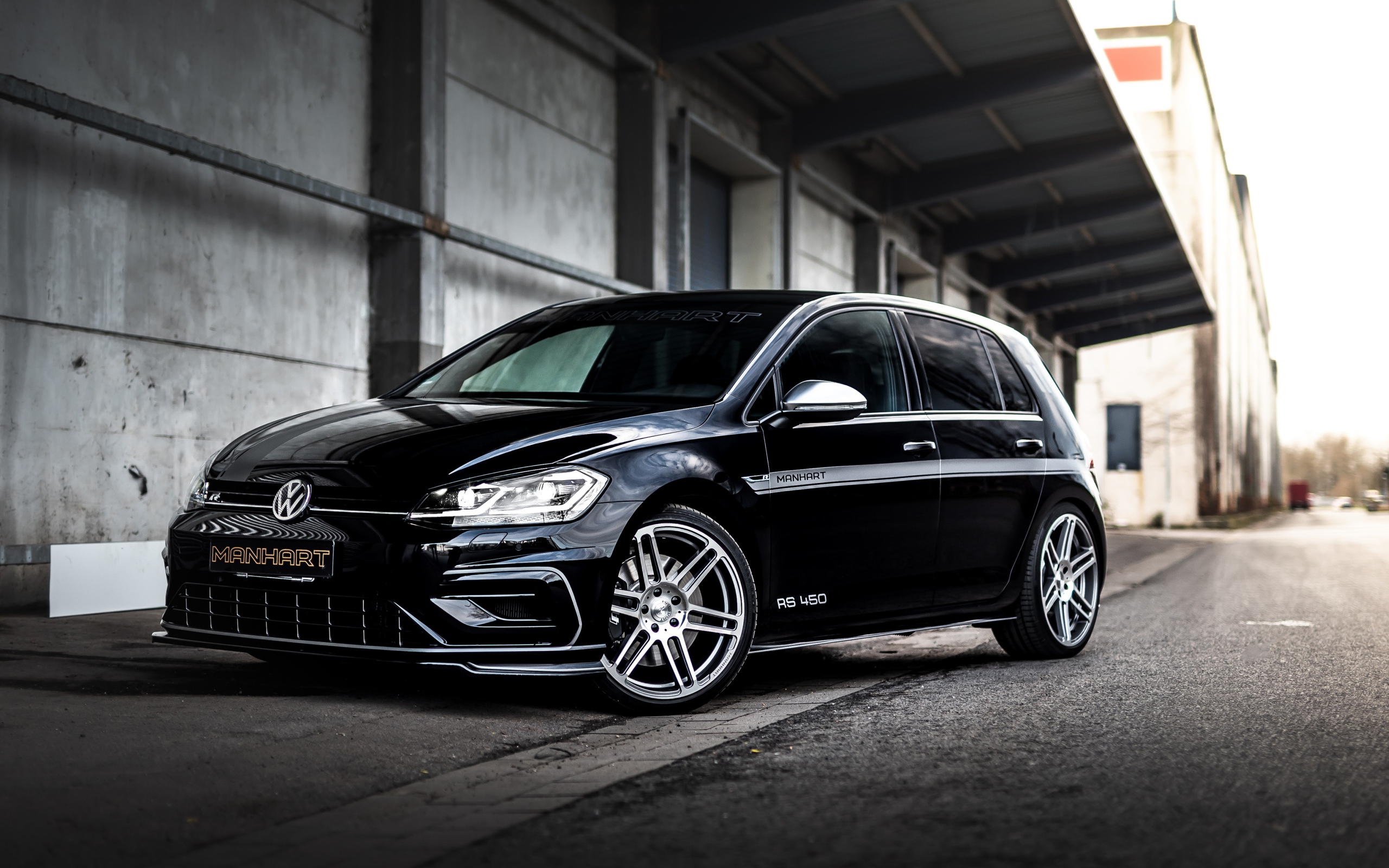 Черный автомобиль Manhart RS 450, 2020 года у здания 
