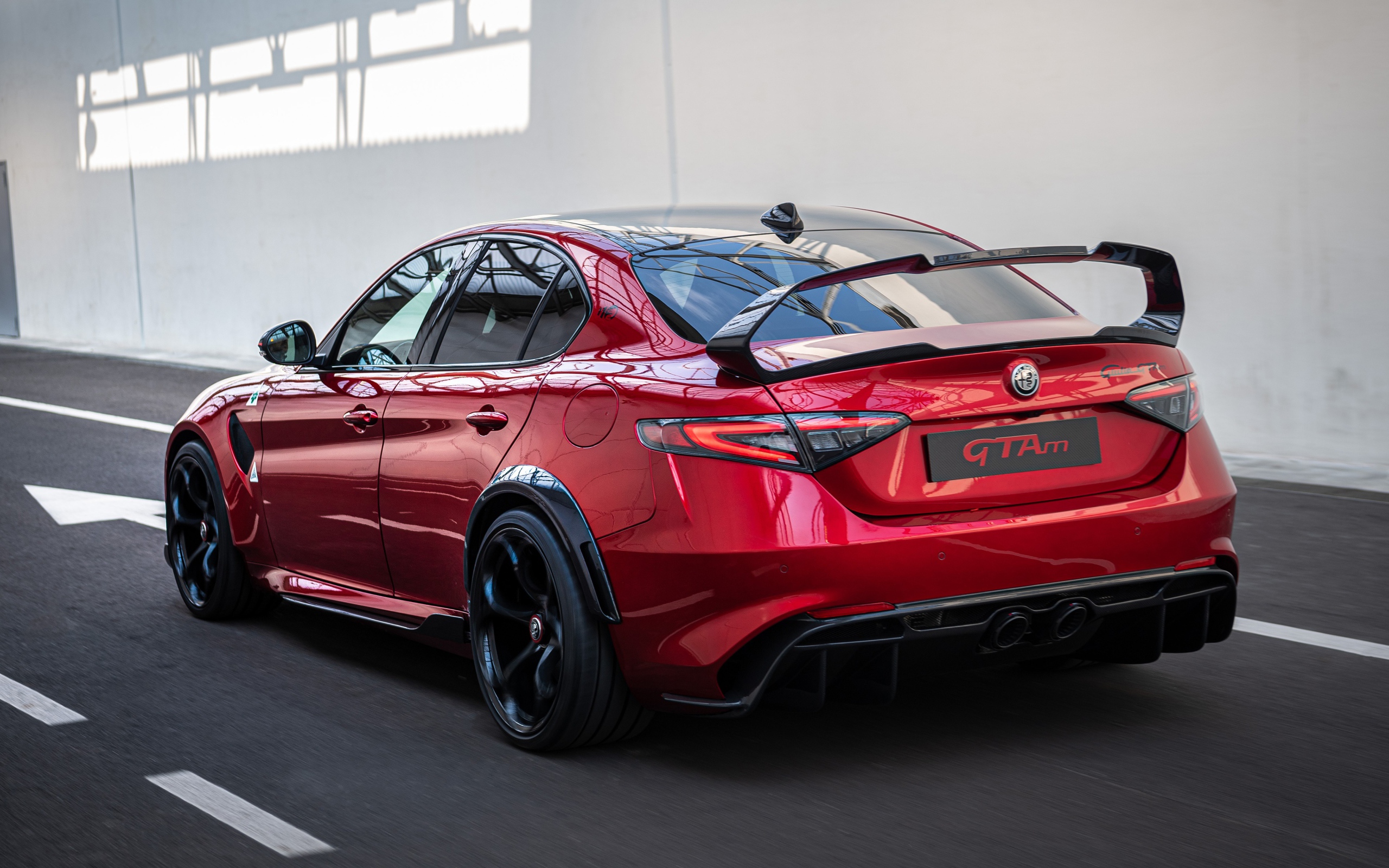 Красный автомобиль Alfa Romeo Giulia GTAm 2020 года готовится в гонкам