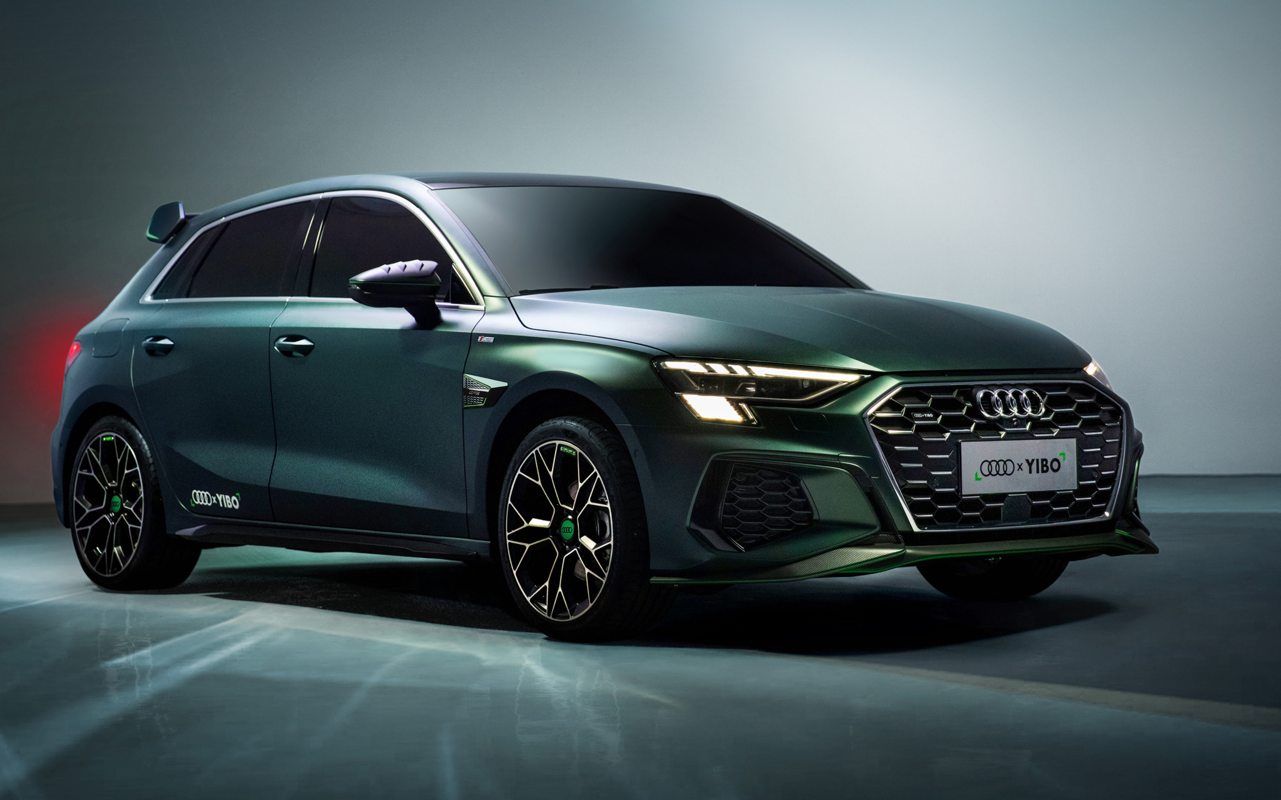 Автомобиль Audi A3 Sportback 35 TFSI S Line YIBO 2020  года на сером фоне