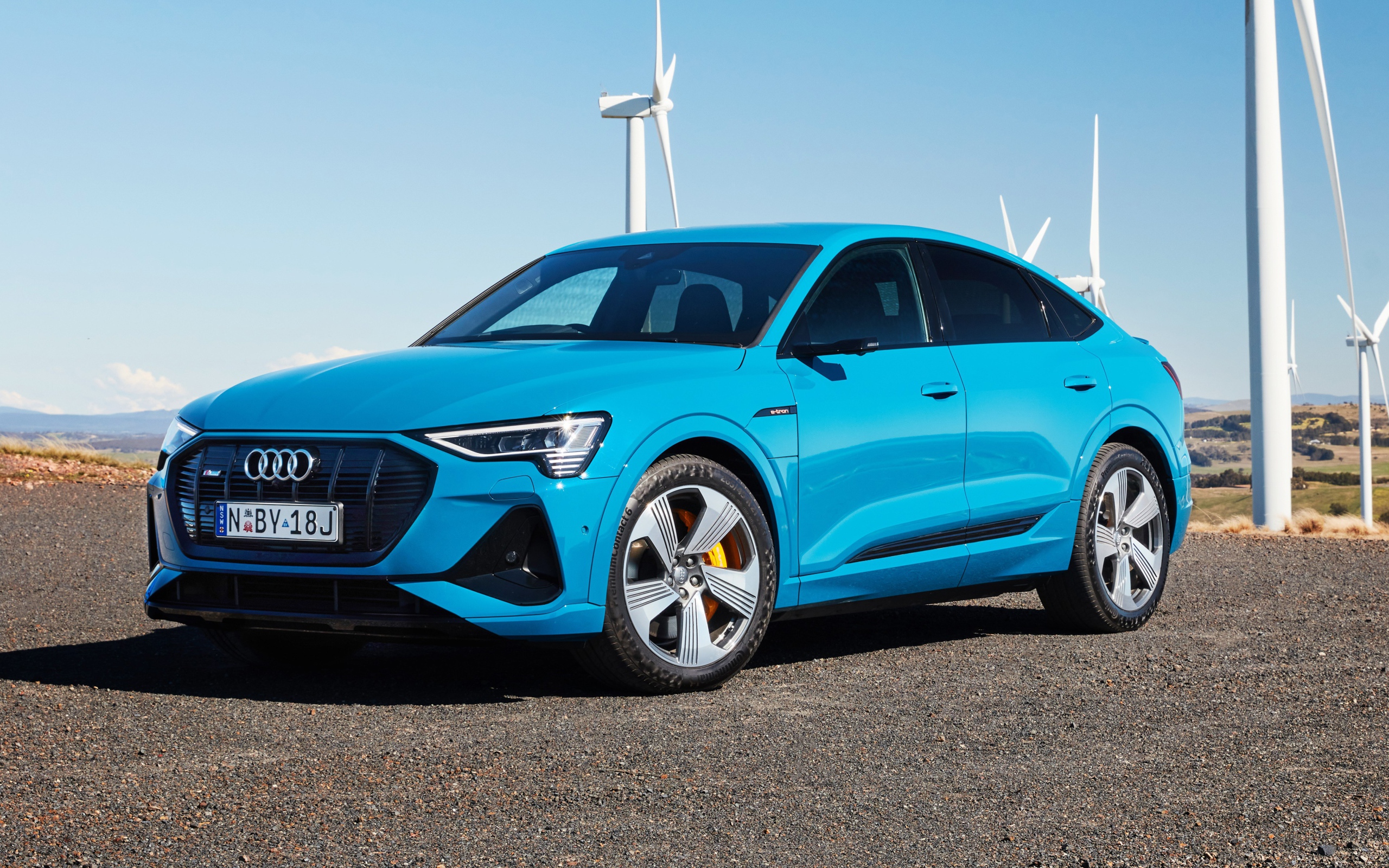 Голубой автомобиль Audi E-Tron 55 Quattro Sportback S Line 2020 года 