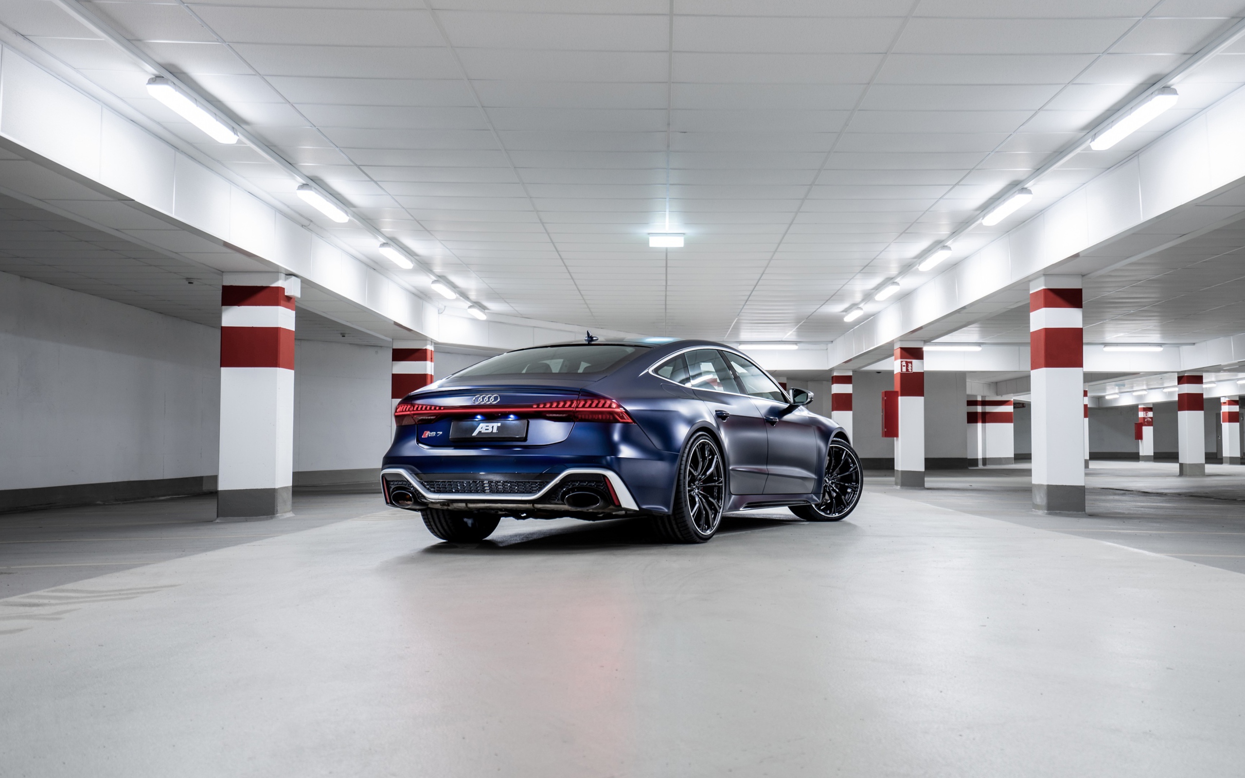 Автомобиль Audi RS 7 Sportback 2020 года на подземной парковке вид сзади