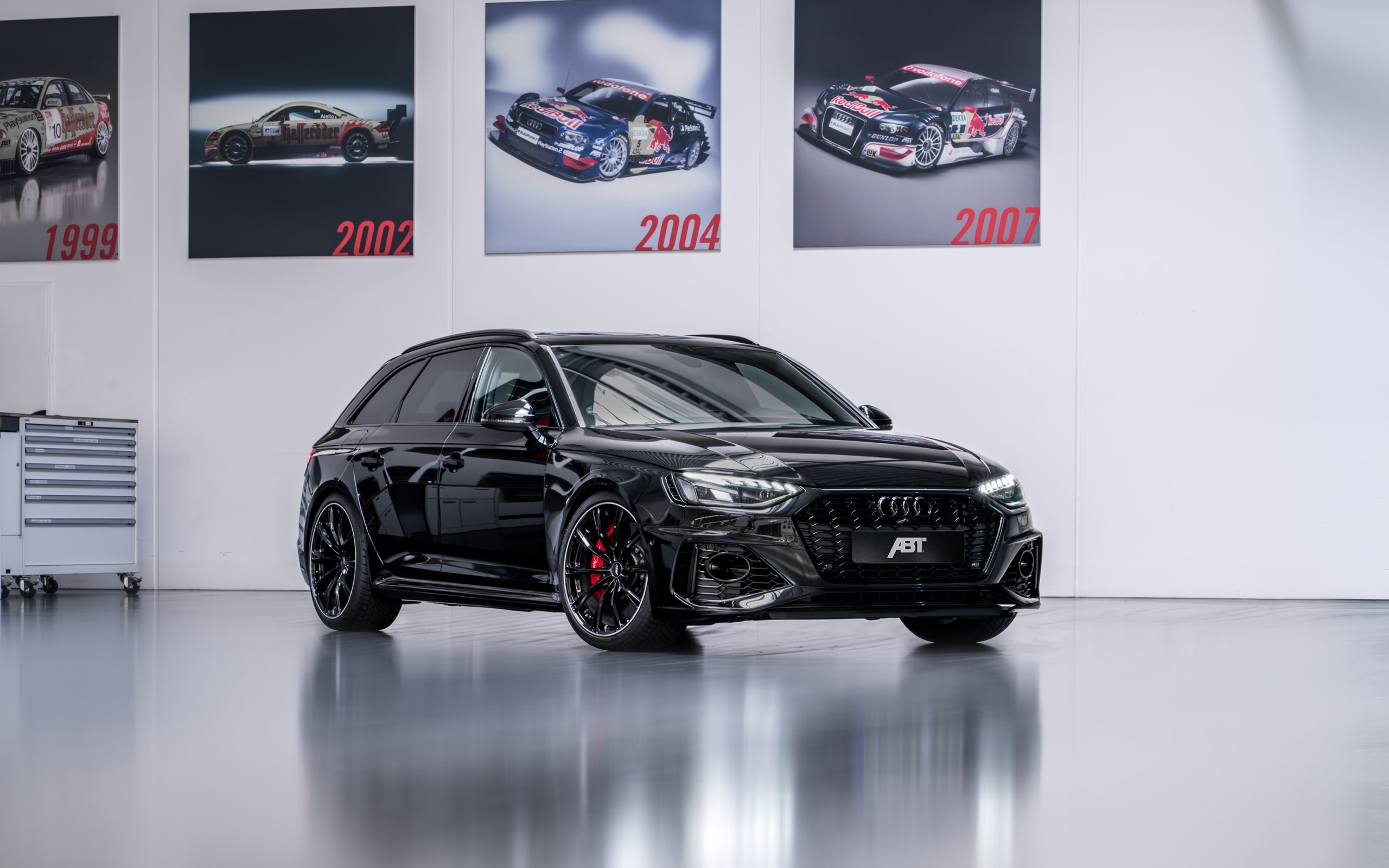 Черный автомобиль Audi RS 4 Avant 2020 года 