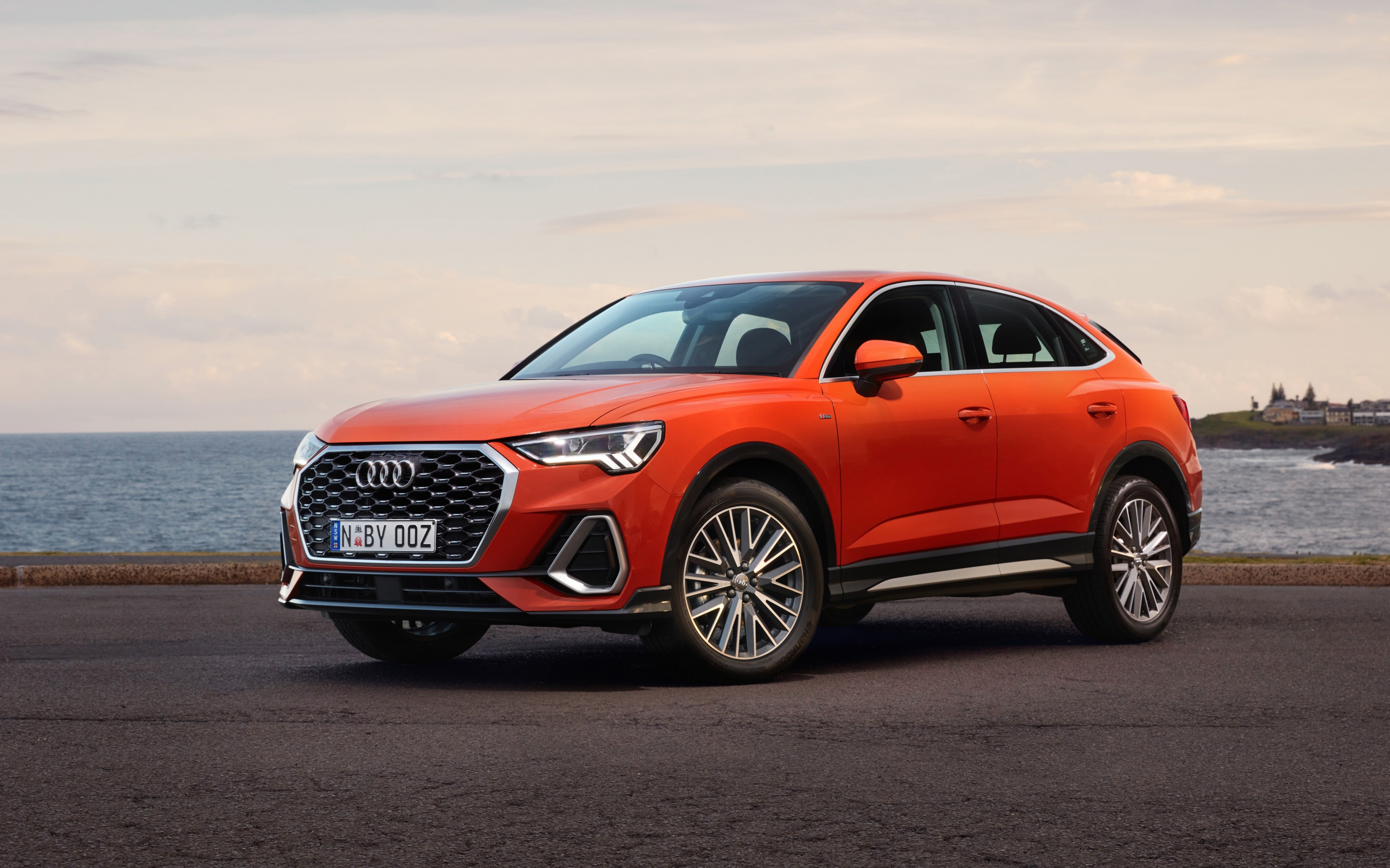 Красный автомобиль Audi Q3 Sportback 35 TFSI S Line 2020 года у воды