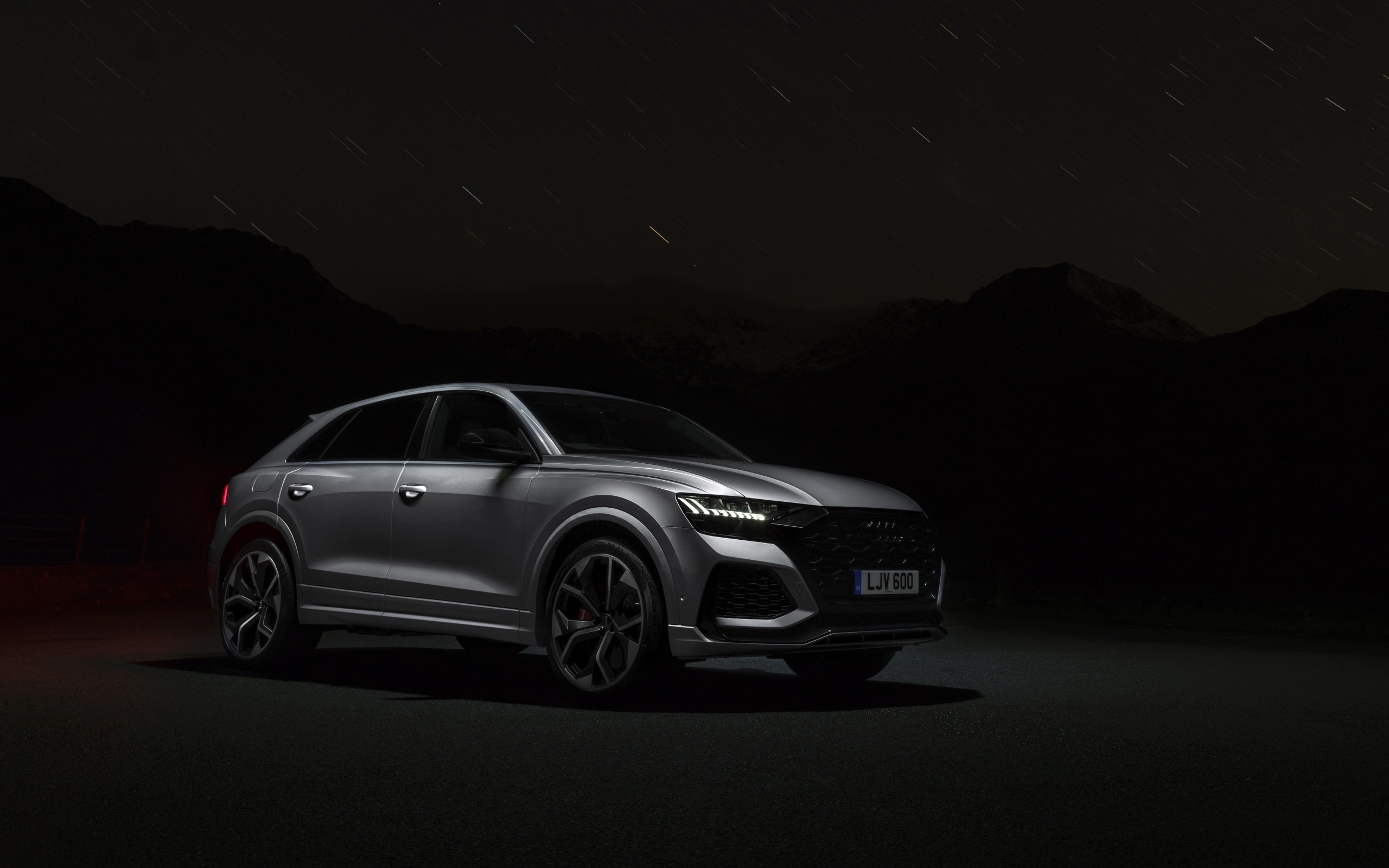 Серебристый автомобиль Audi RS Q8 2020 года ночью 