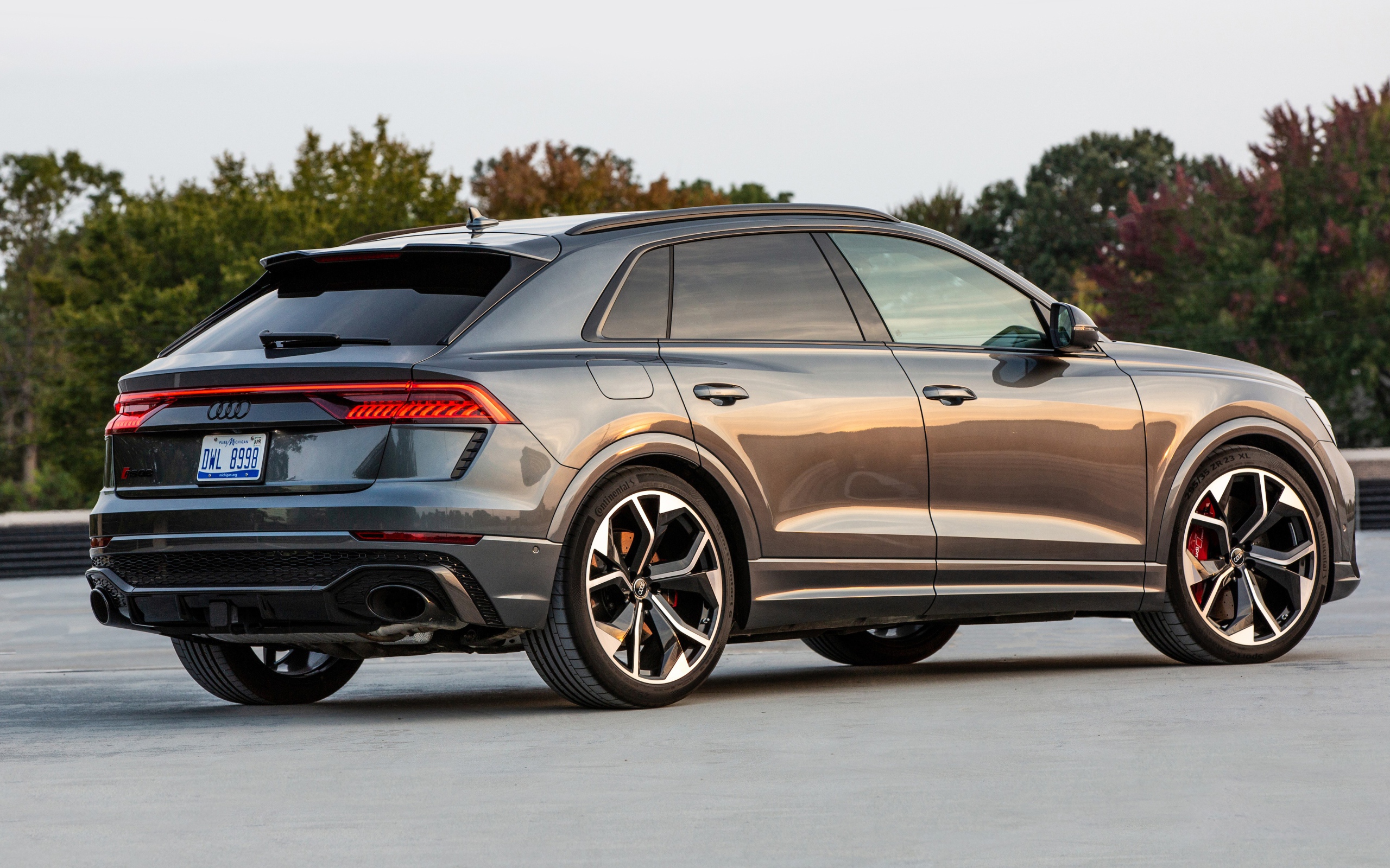 Автомобиль  Audi RS Q8, 2021 года вид сзади