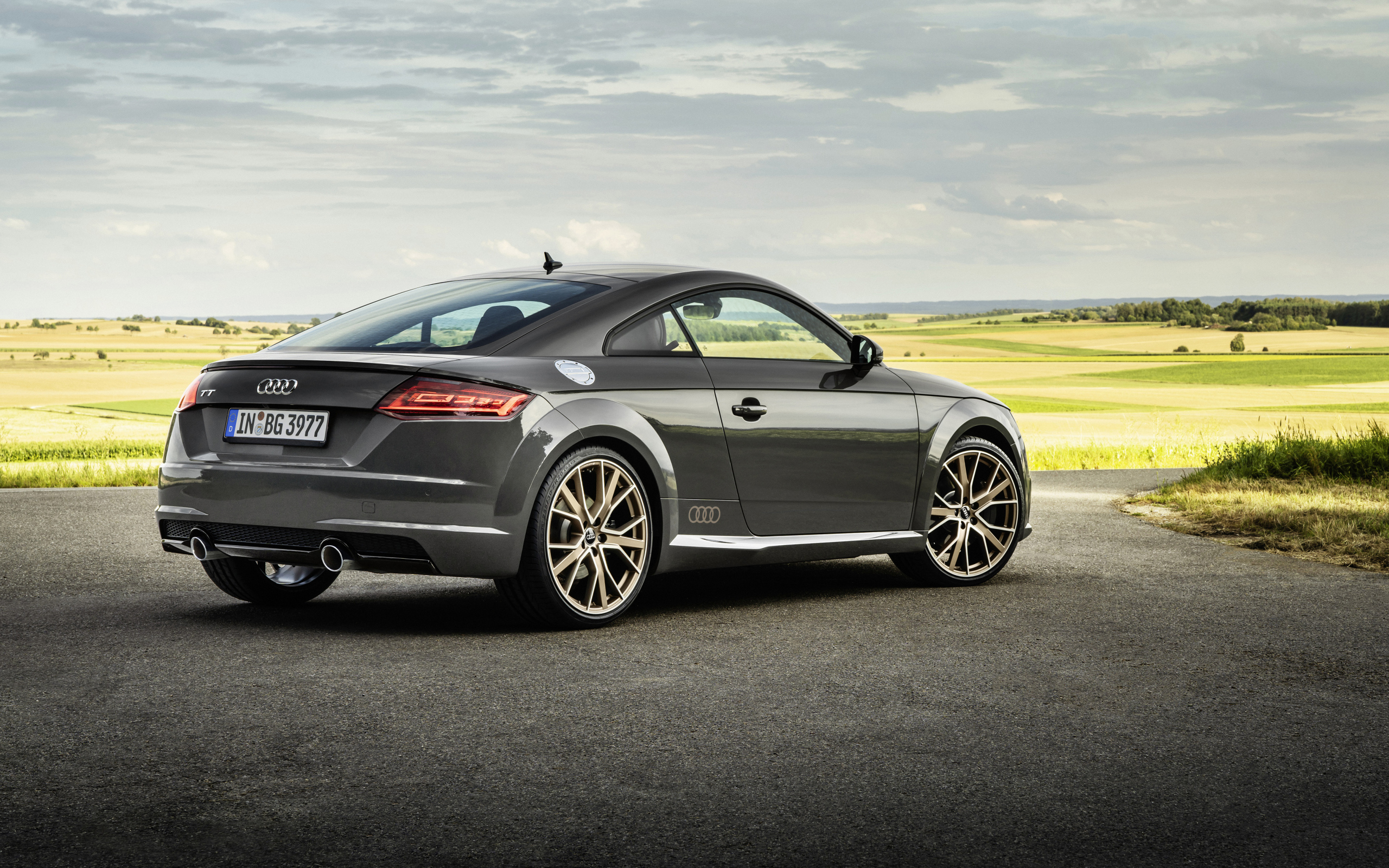 Автомобиль Audi TT, 2021 года на фоне полей