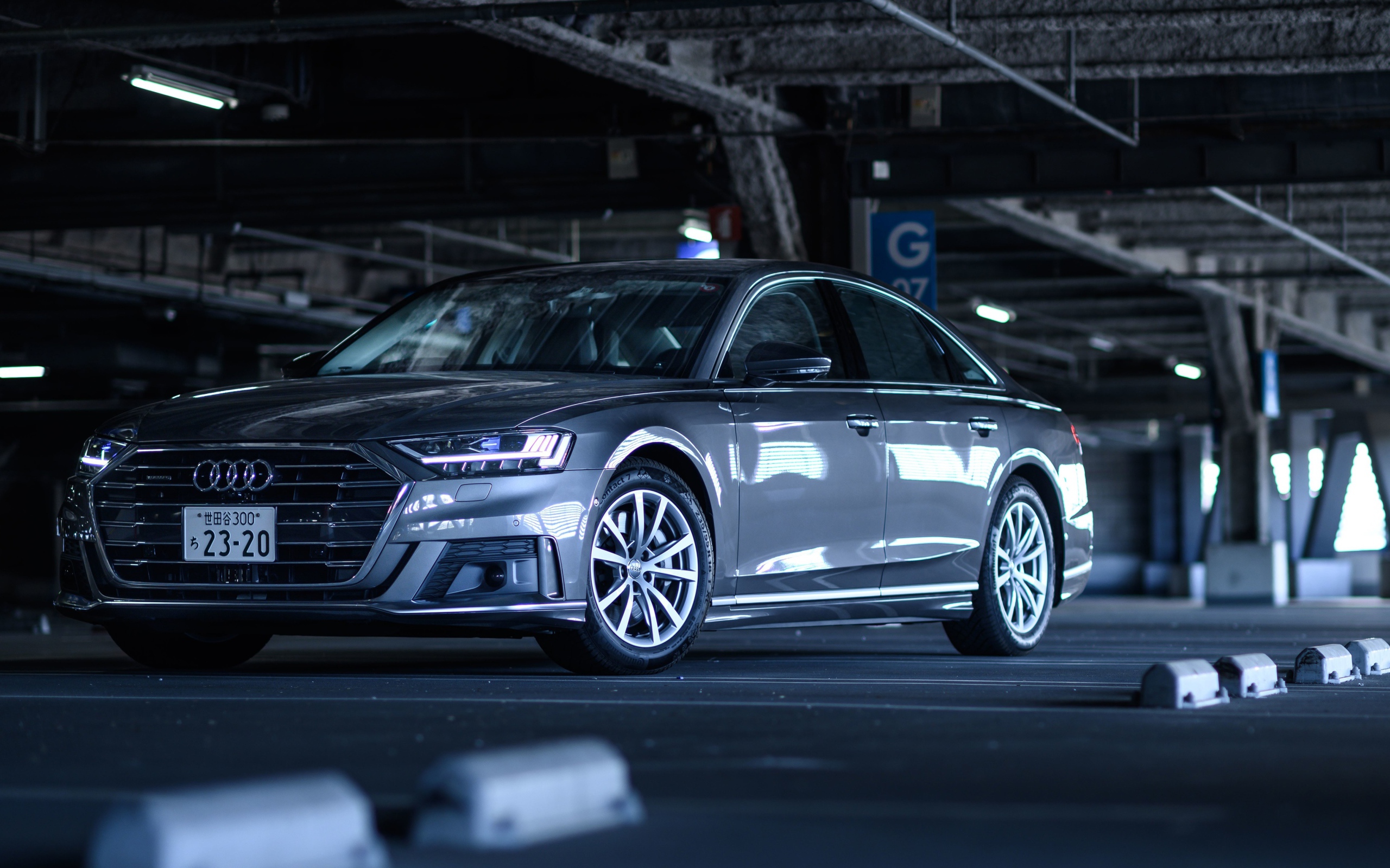 Автомобиль Audi A8 55 TFSI Quattro под мостом