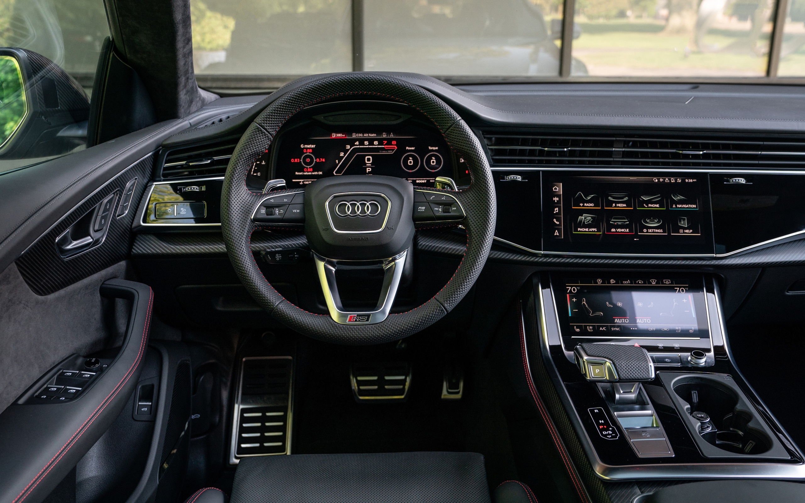 Черный кожаный салон автомобиля  Audi RS Q8, 2021 года