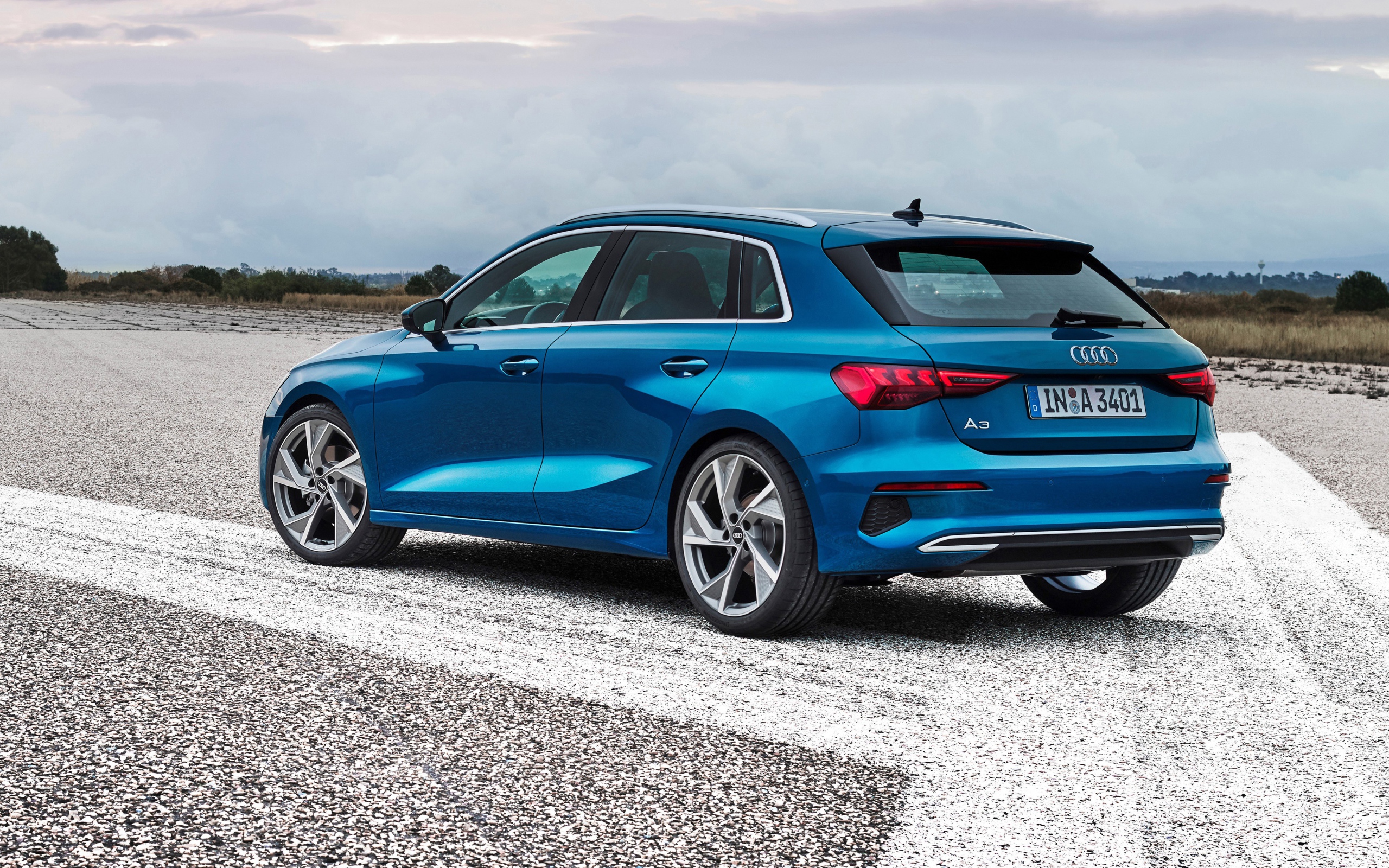 Синий автомобиль Audi A3 Sportback 35 TFSI 2020 года вид сзади