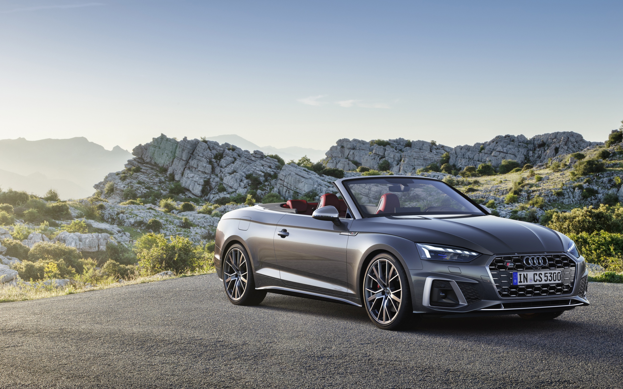 Кабриолет Audi S5,  2020 года в горах 