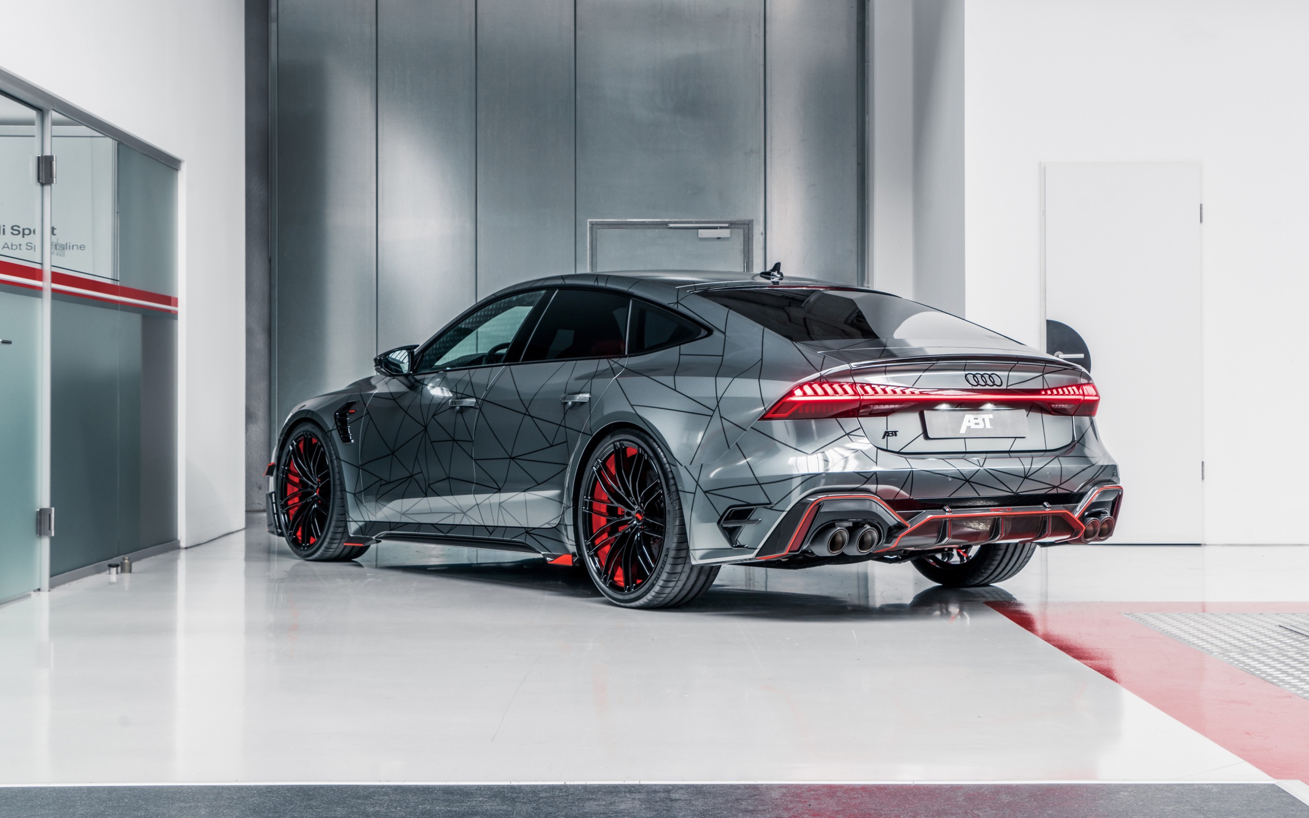 Серебристый автомобиль ABT RS7-R 2020 года вид сзади