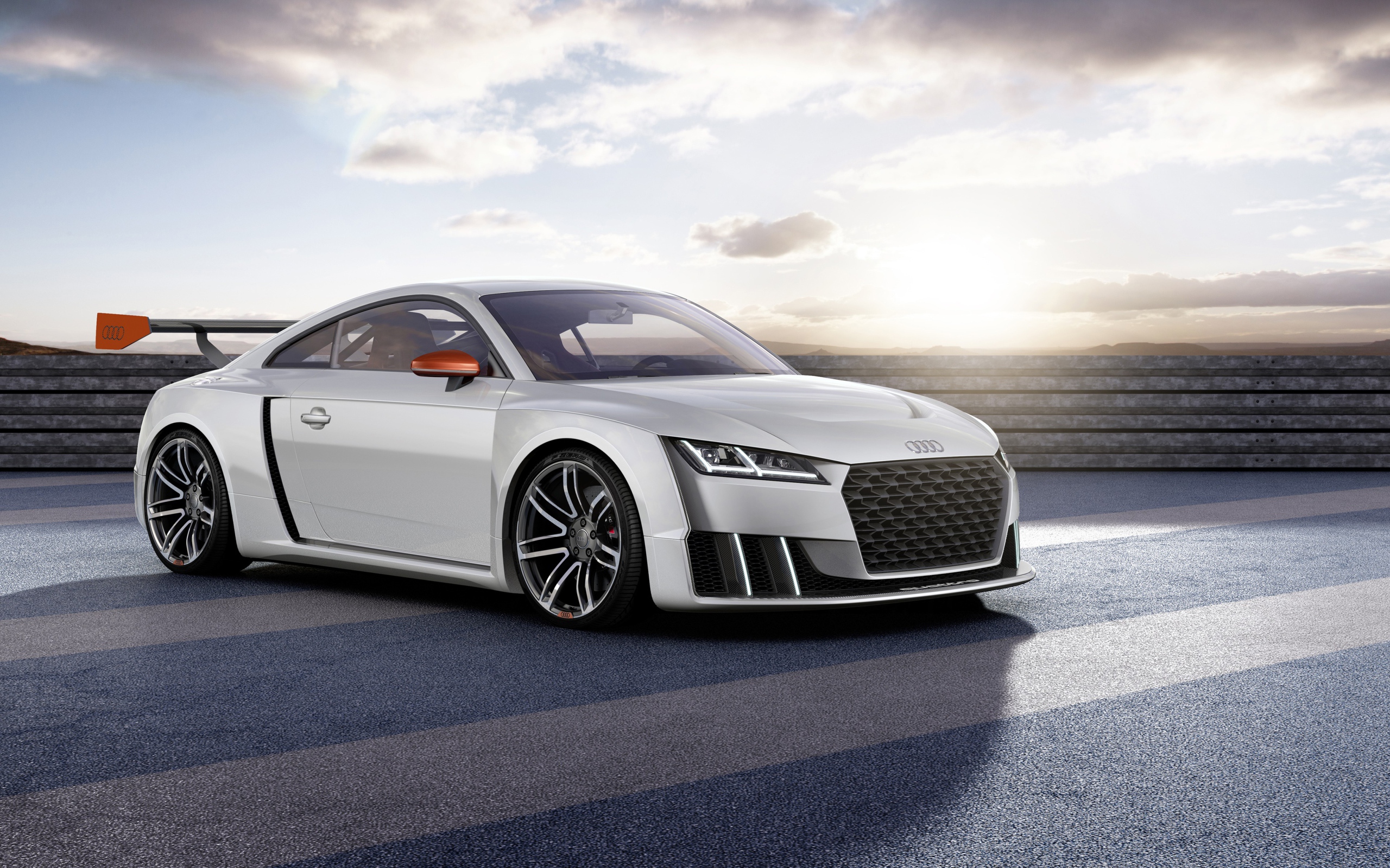 Белый автомобиль Audi TT в лучах солнца 