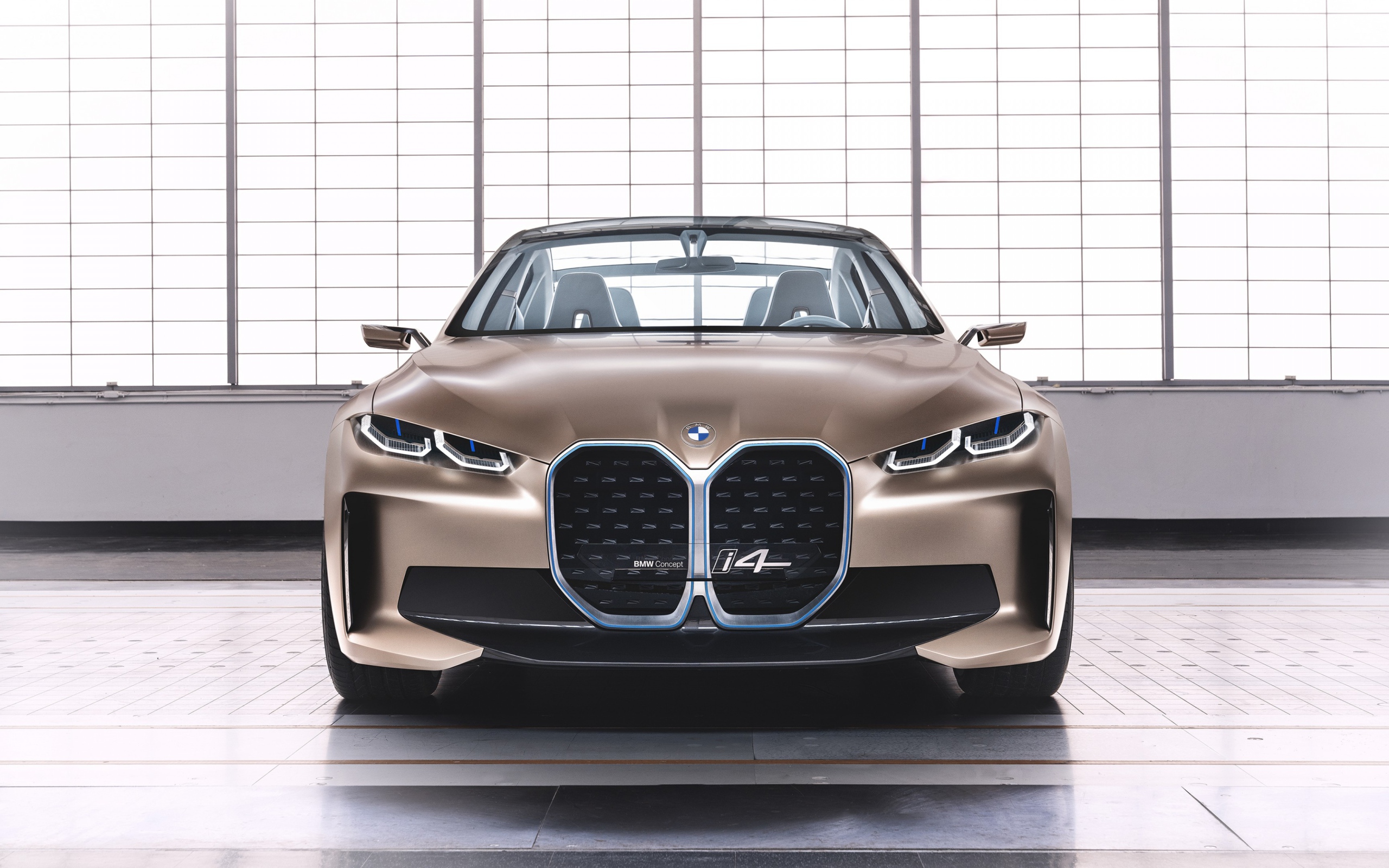 Автомобиль BMW Concept I4 2020 года вид спереди