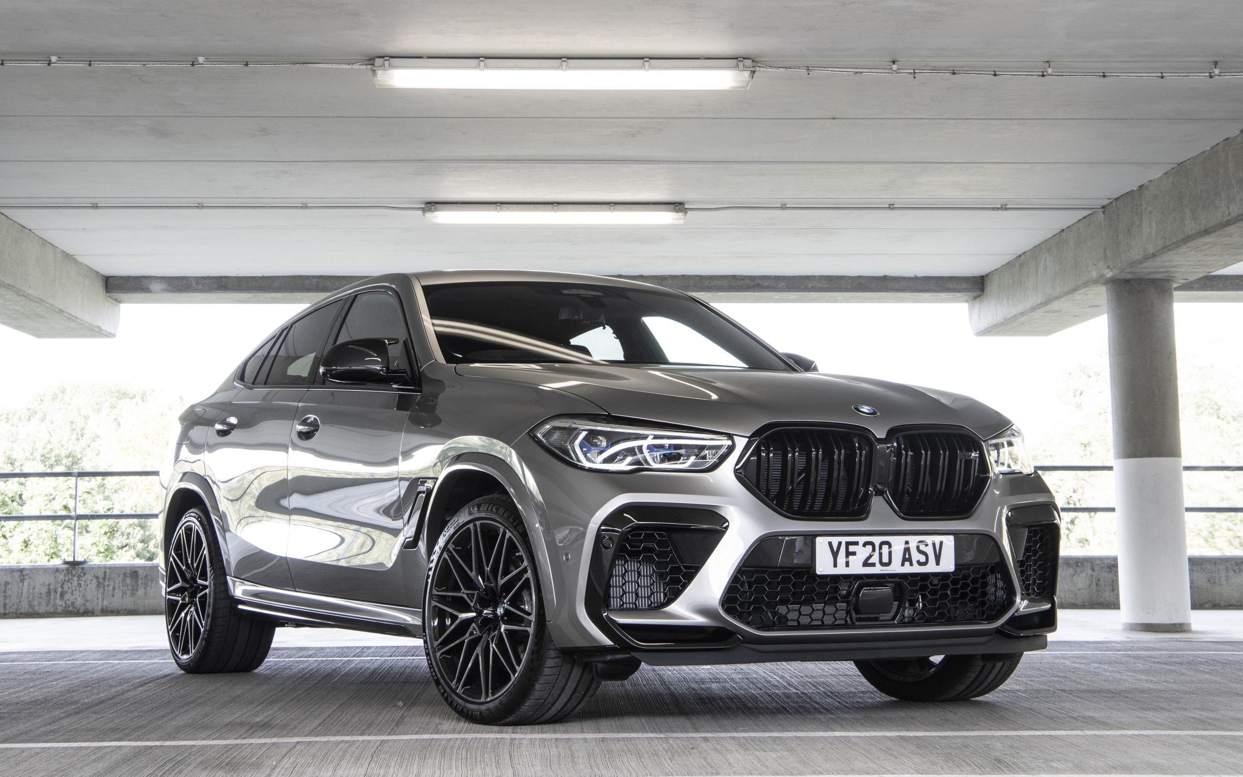 Автомобиль BMW X6 M Competition 2020 года на парковке 
