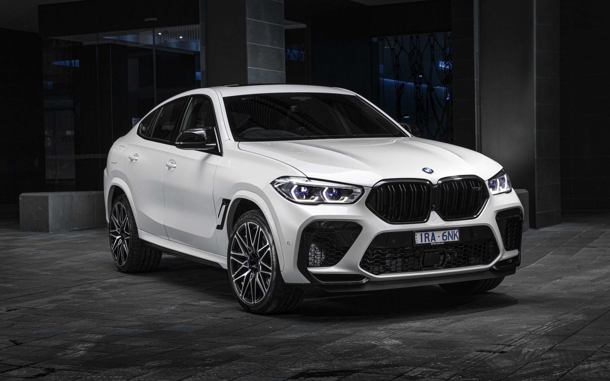 Белый автомобиль BMW X6 M Competition 2020 года 