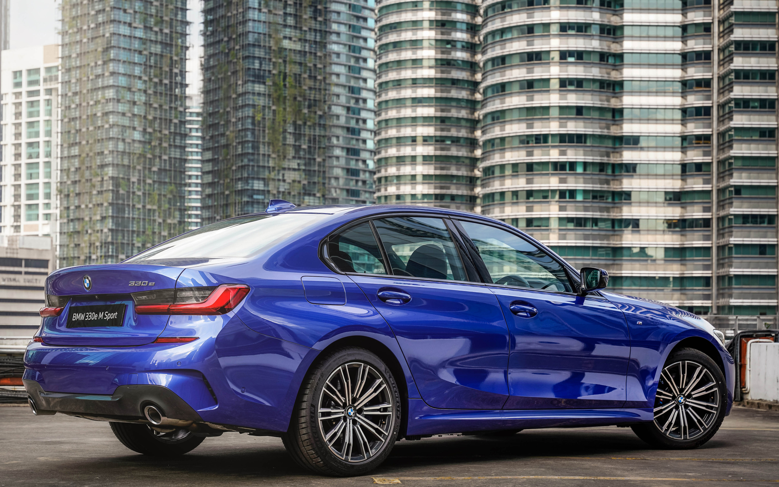 Дорогой автомобиль BMW 330e M Sport 2021 года вид сзади