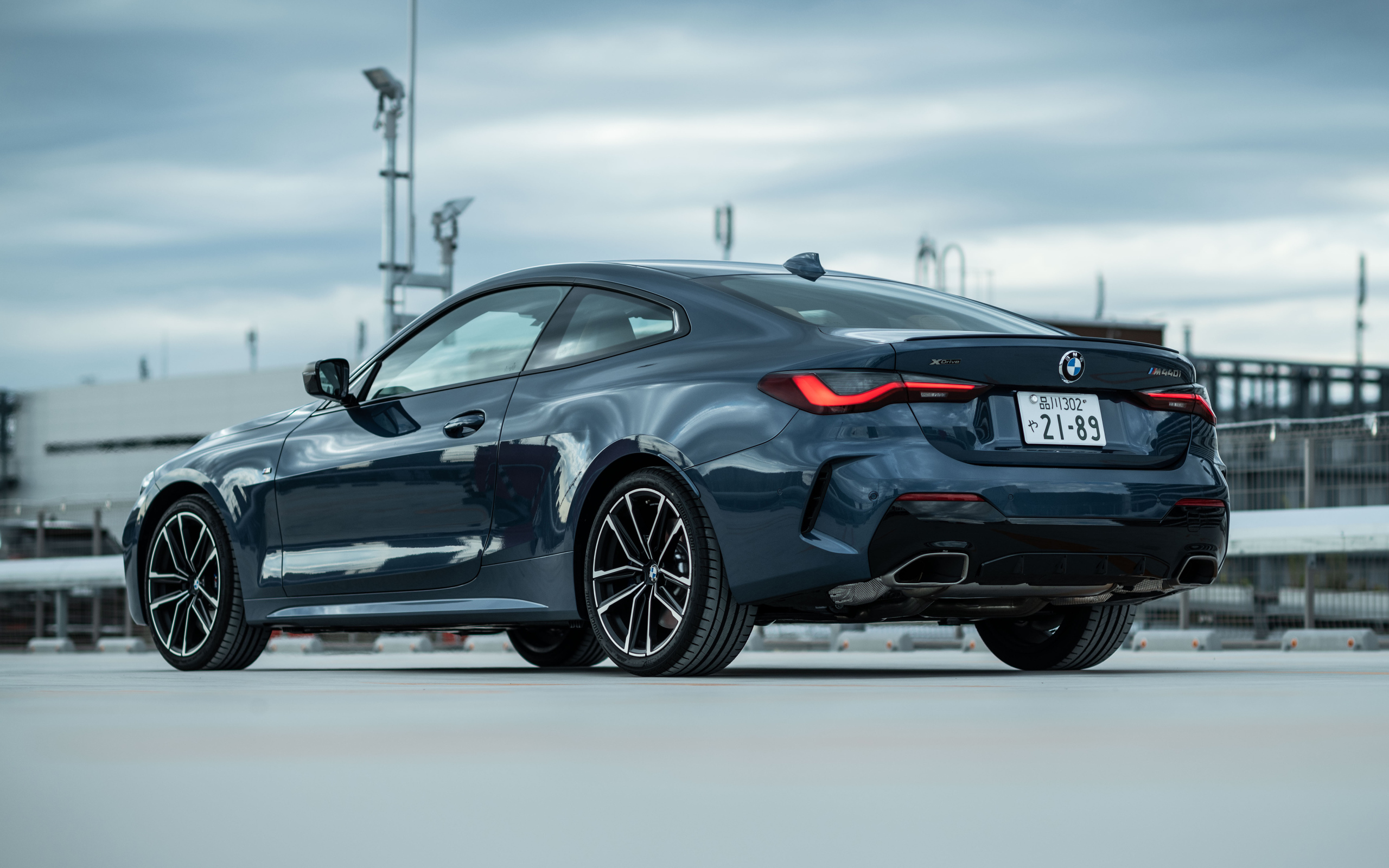 Стильный автомобиль BMW M440i XDrive Coupé 2020 года вид сзади