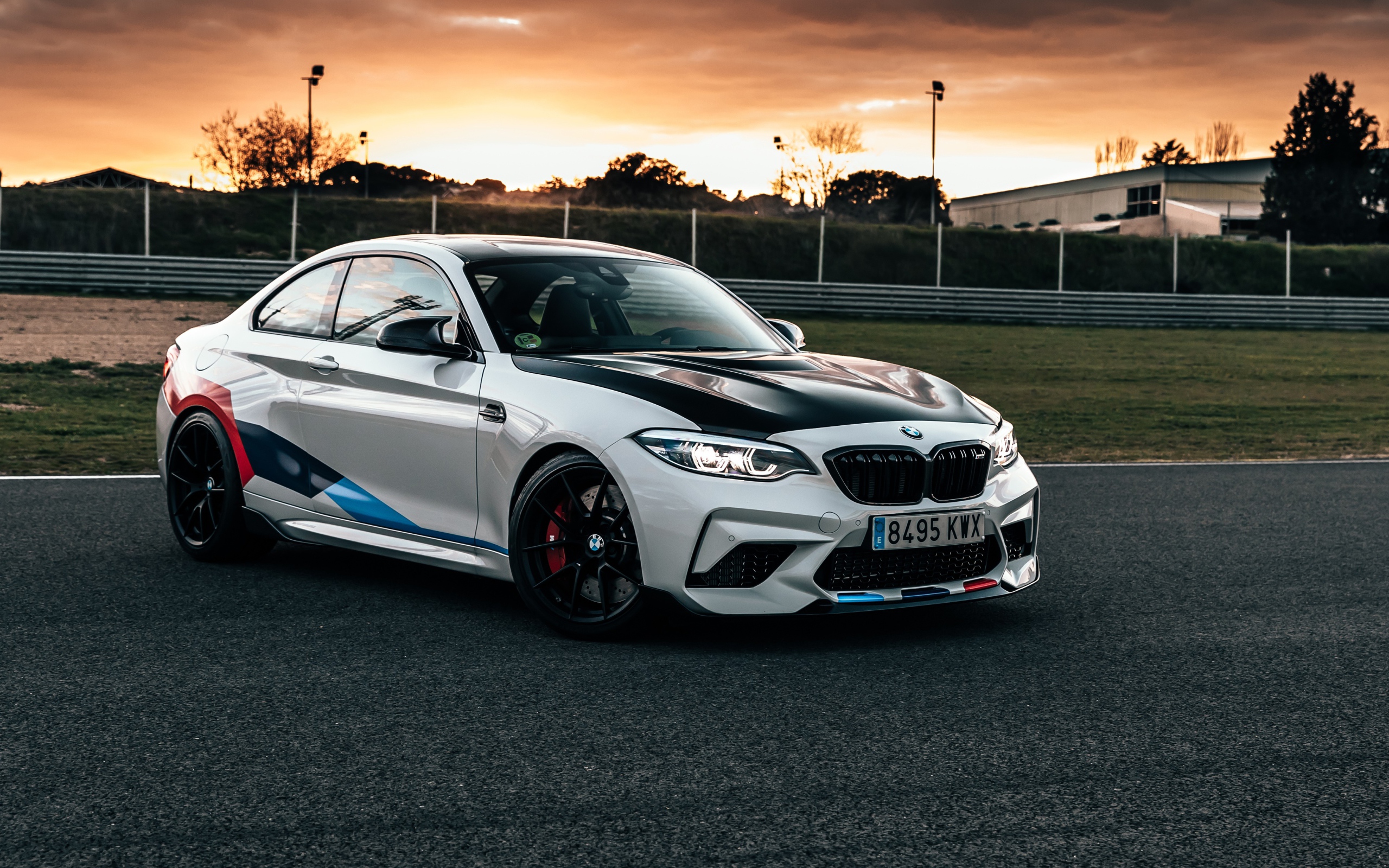 Гоночный автомобиль BMW M2 на трассе 