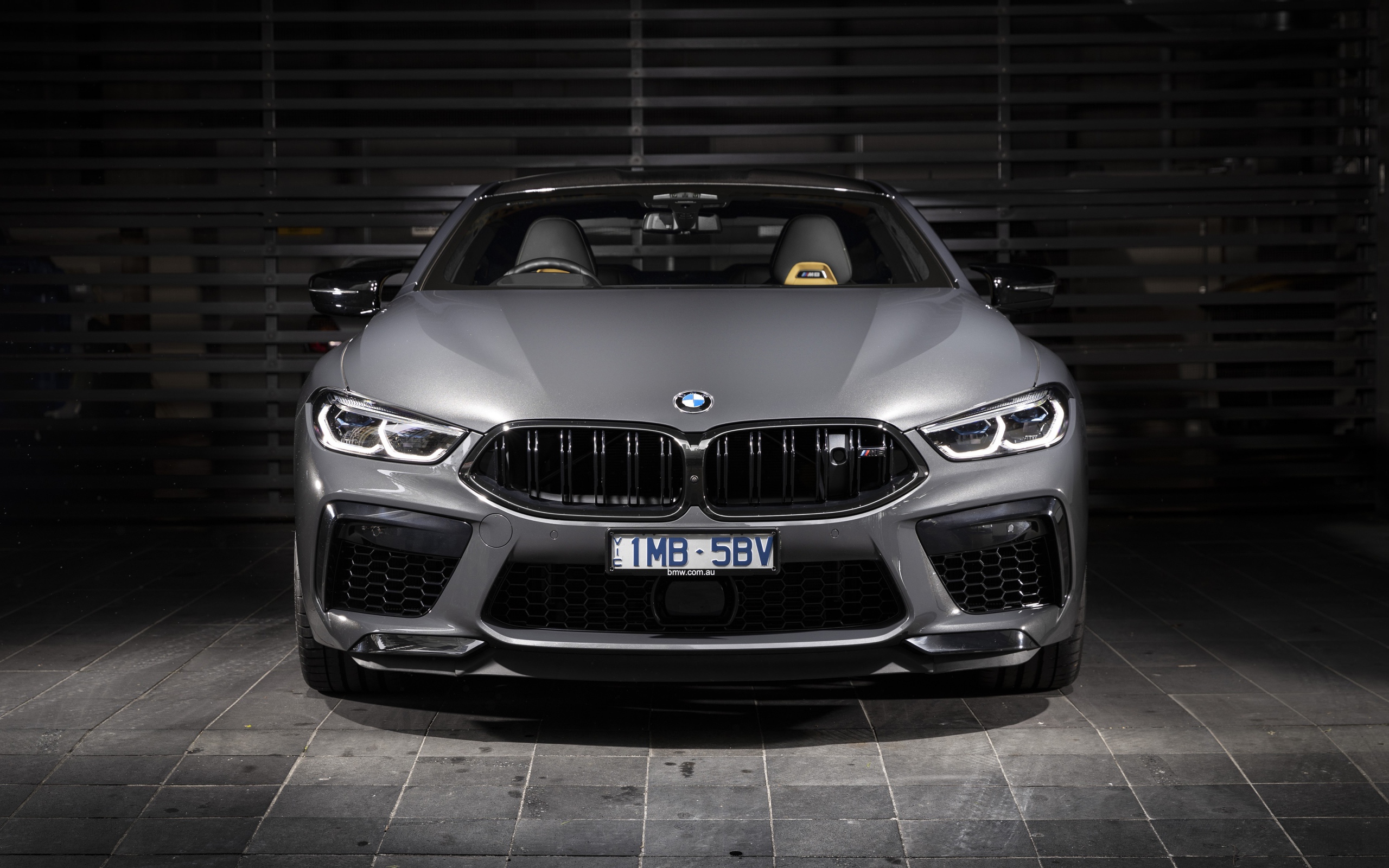 Серебристый автомобиль BMW M8,  2020 года