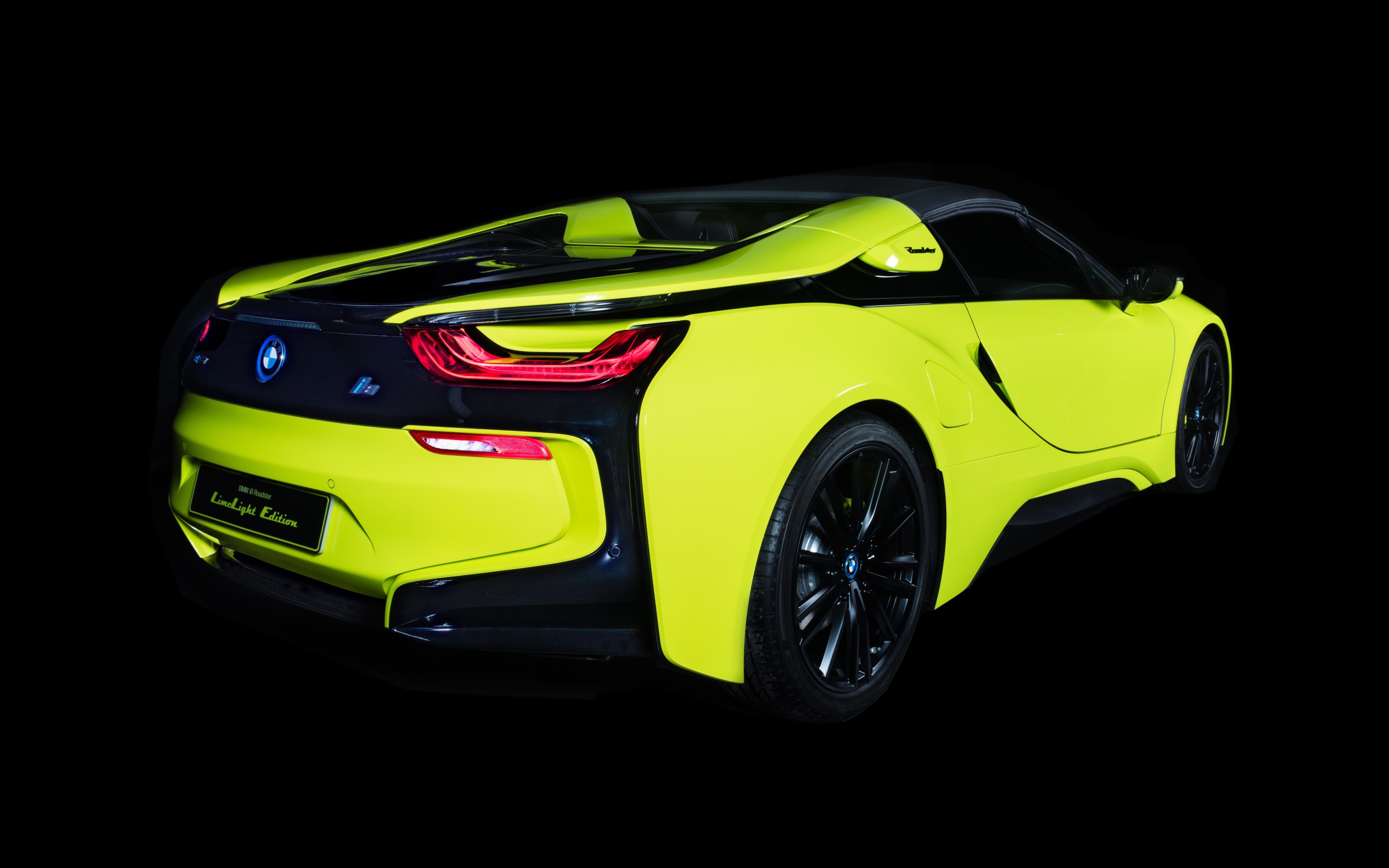Спортивный автомобиль BMW I8 Roadster, 2019 года на черном фоне