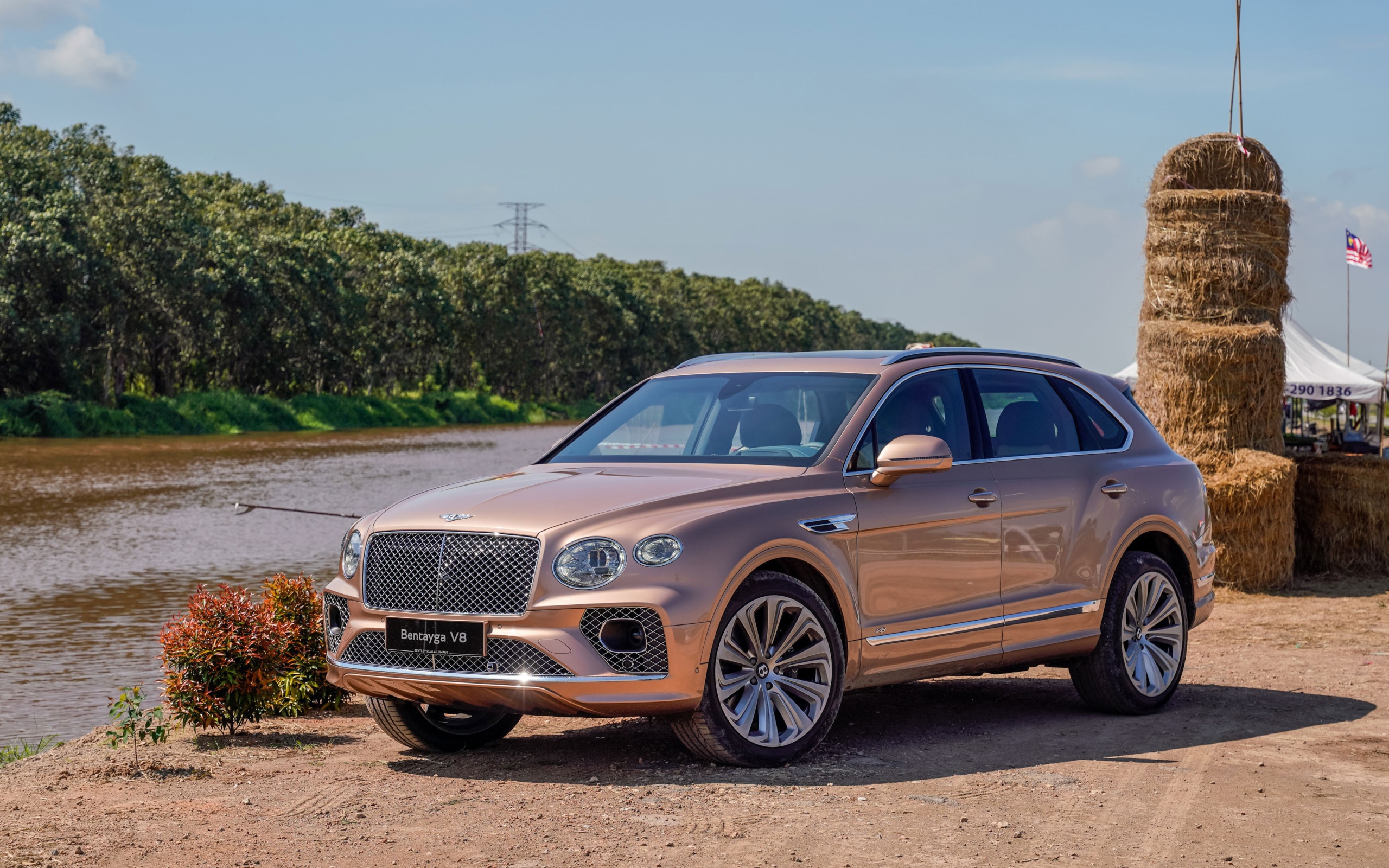 Автомобиль Bentley Bentayga V8 2020 года у реки