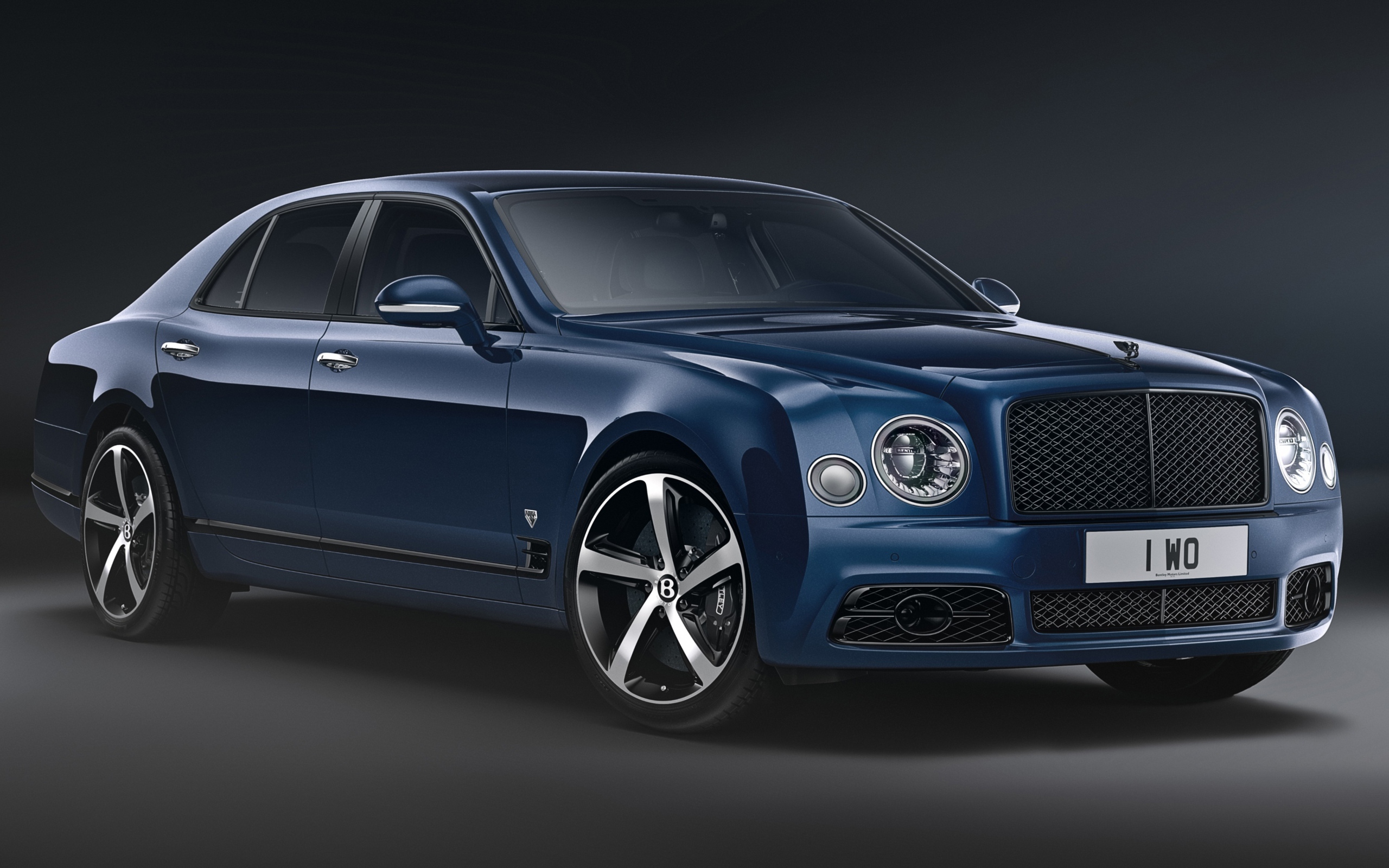 Синий дорогой автомобиль Bentley Mulsanne,  2020 года на сером фоне