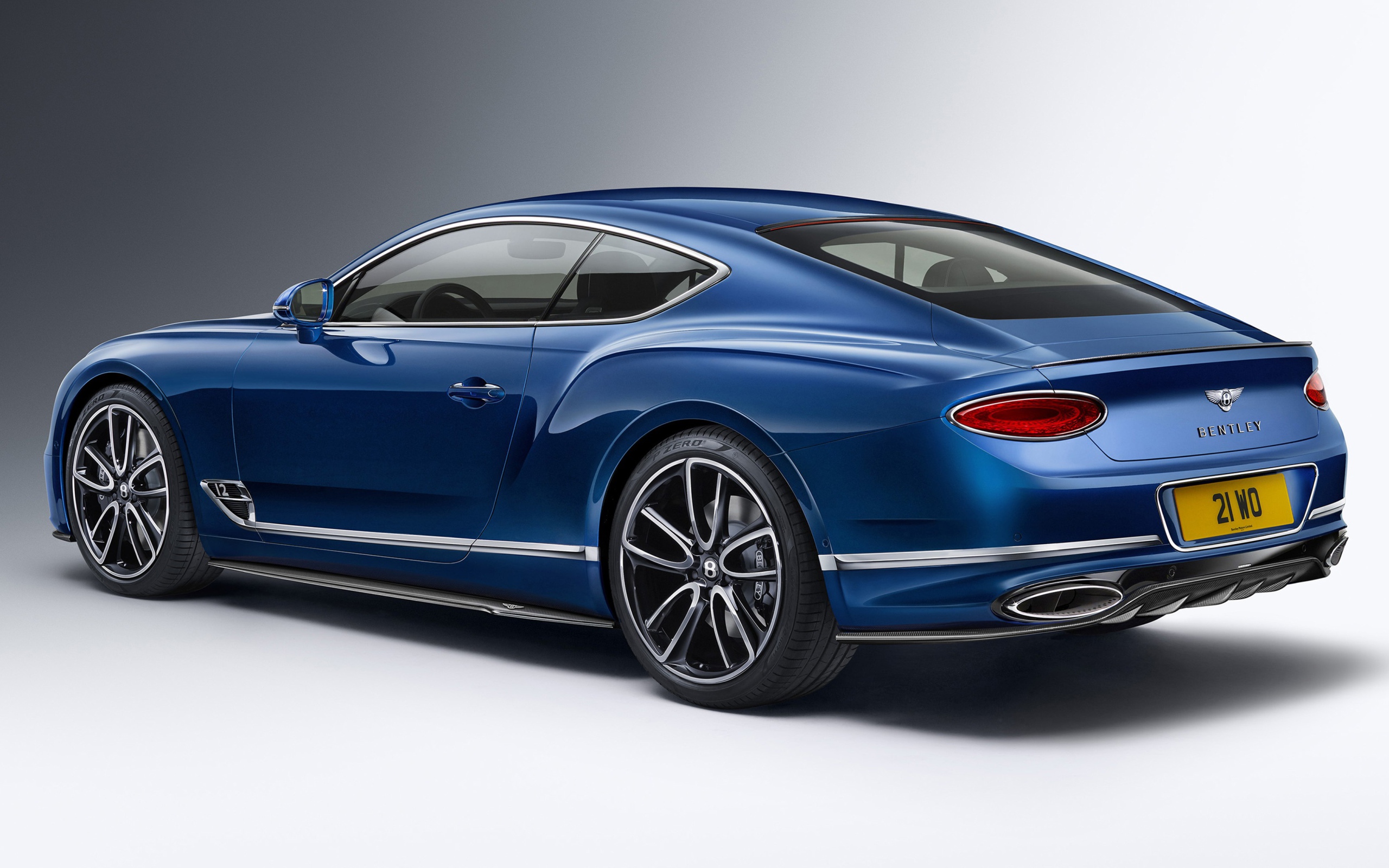 Дорогой автомобиль Bentley Continental GT Styling 2020 года на сером фоне