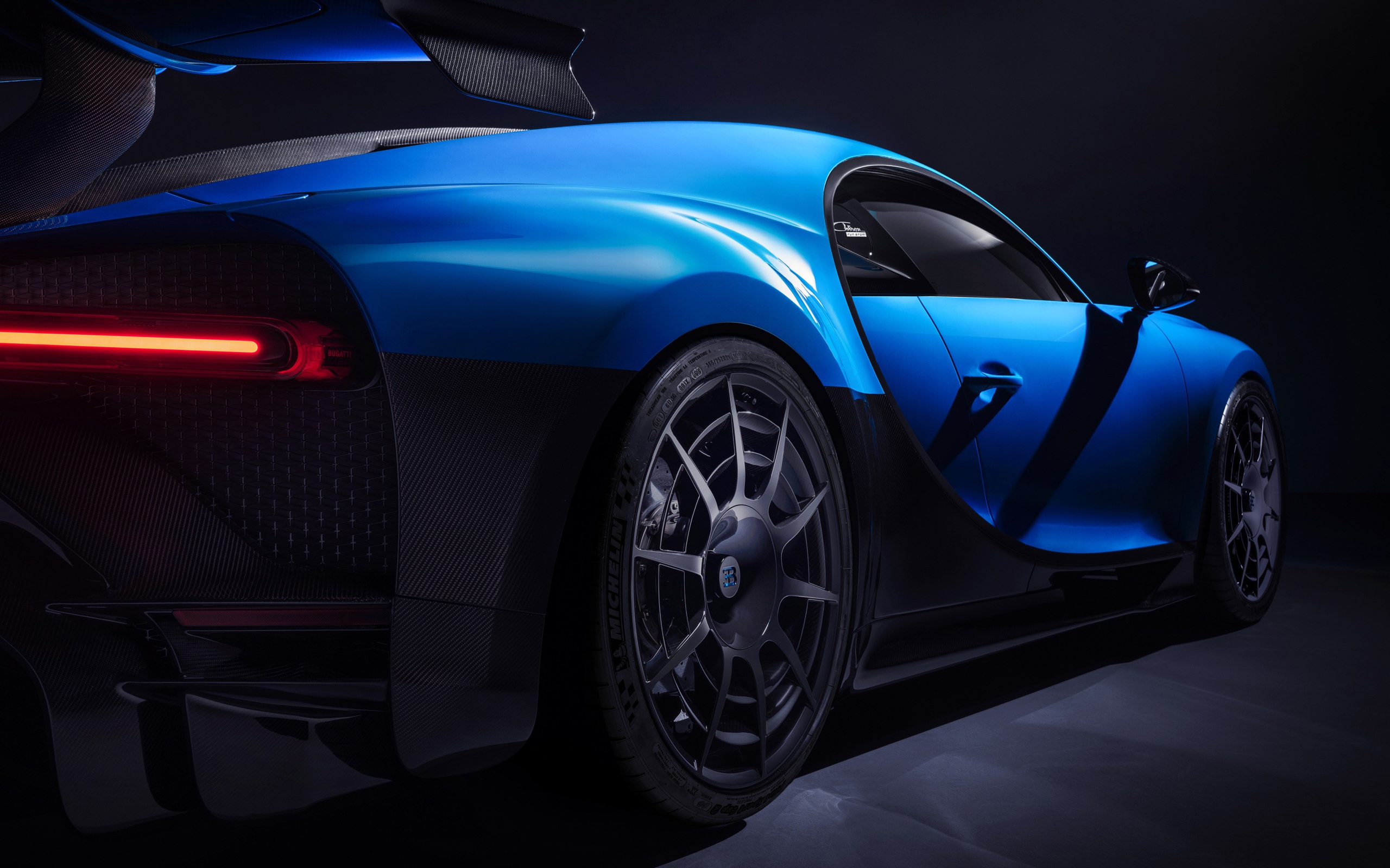 Автомобиль Bugatti Chiron Pur Sport 2020 года вид сзади на черном фоне
