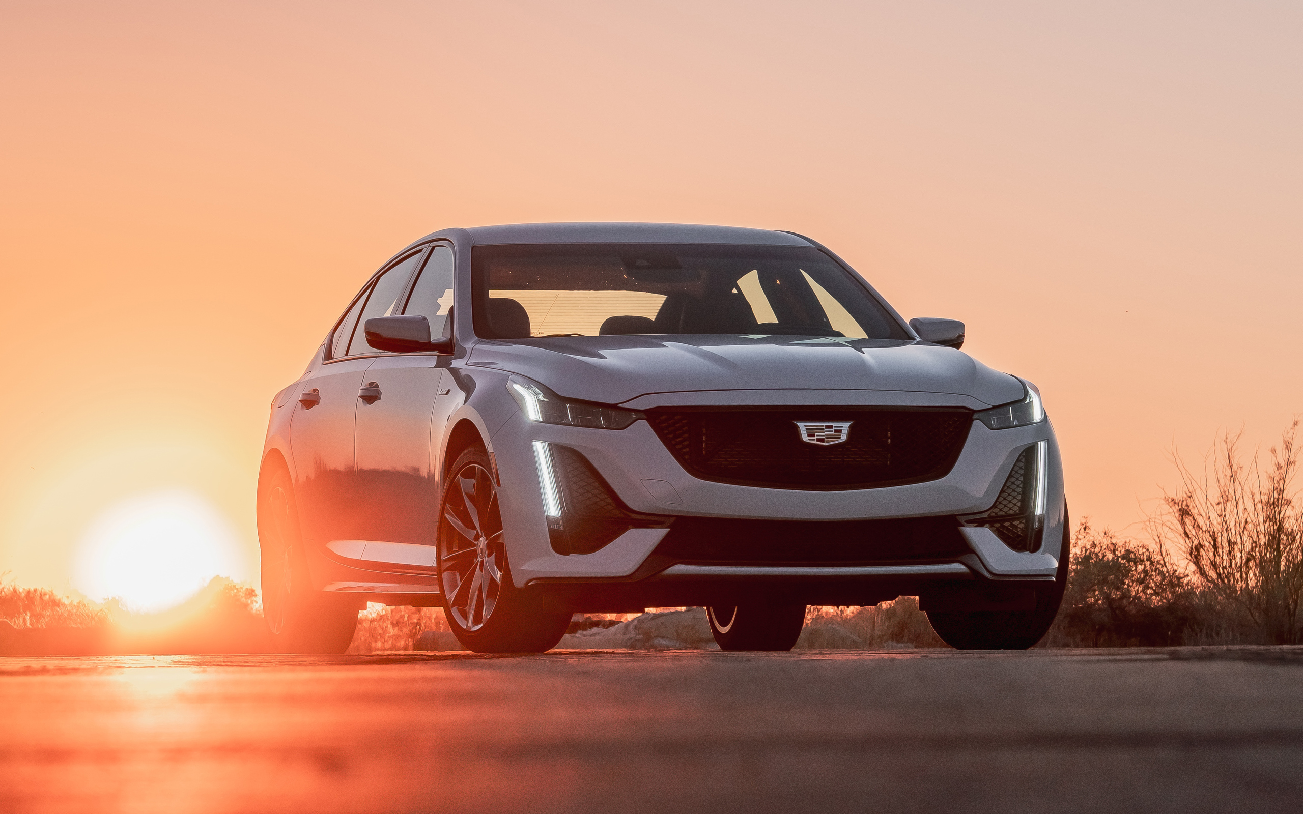 Автомобиль Cadillac CT5-V, 2020 года на фоне заката