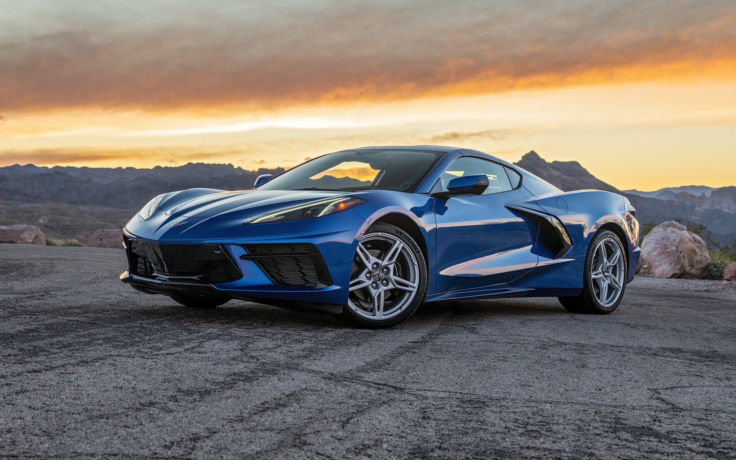 Синий автомобиль  Chevrolet Corvette Stingray, 2020 года на закате