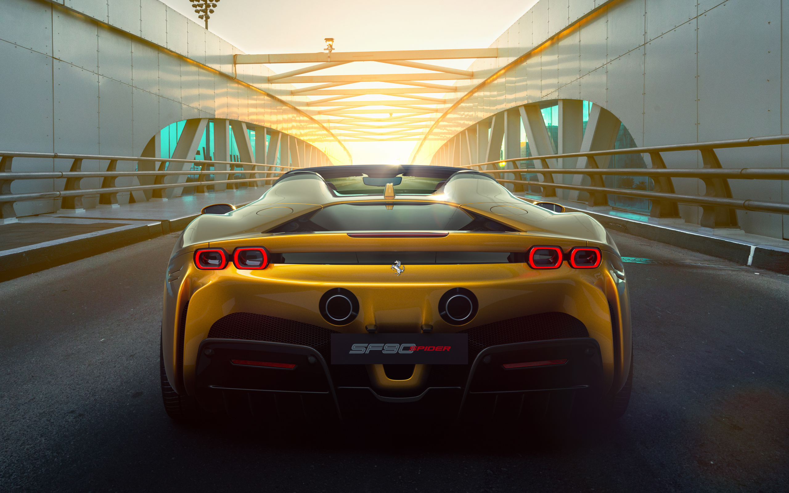Автомобиль  Ferrari SF90 Spider 2021 года вид сзади на мосту