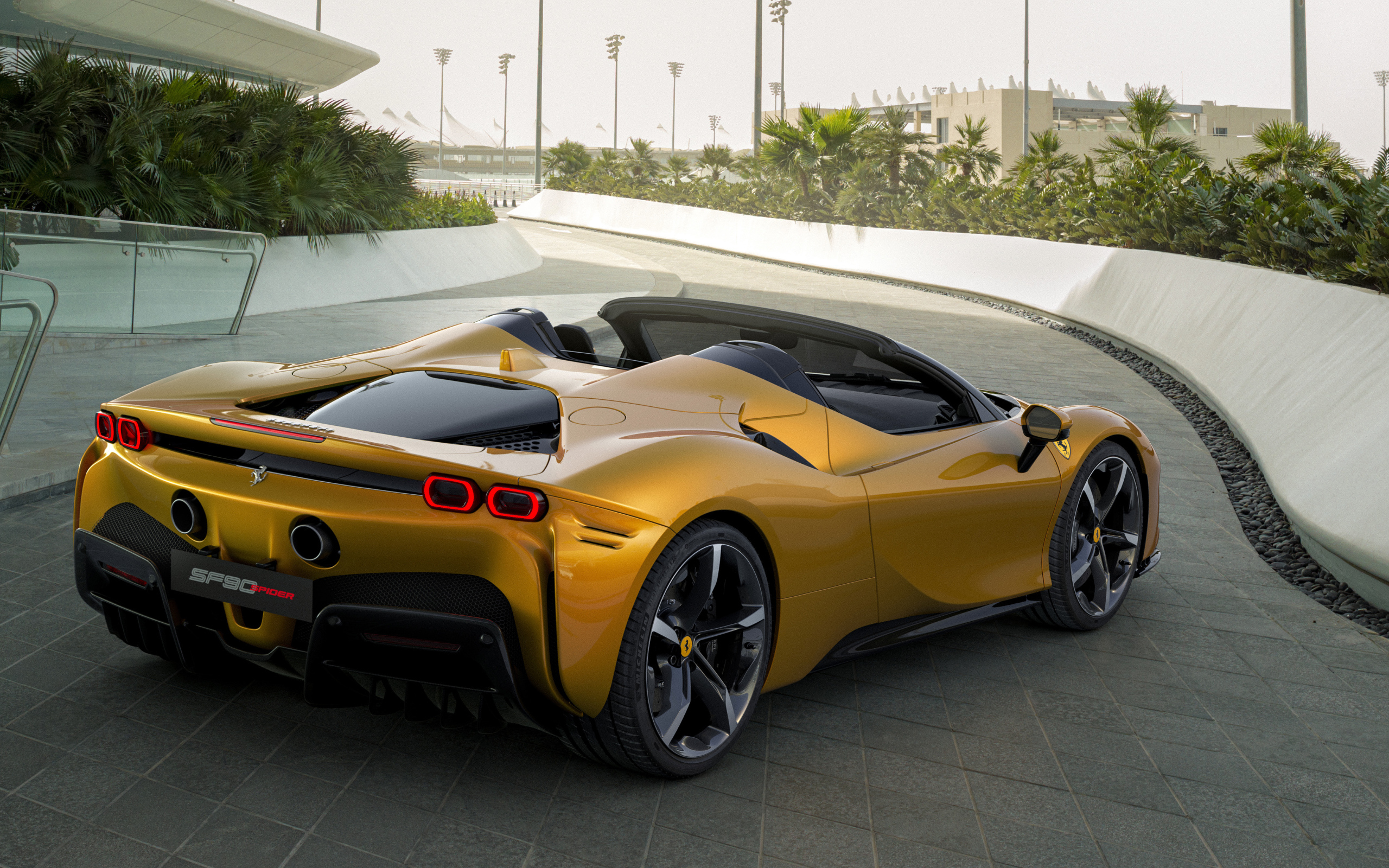 Автомобиль Ferrari SF90 Spider 2021 года цвет золотистый металлик