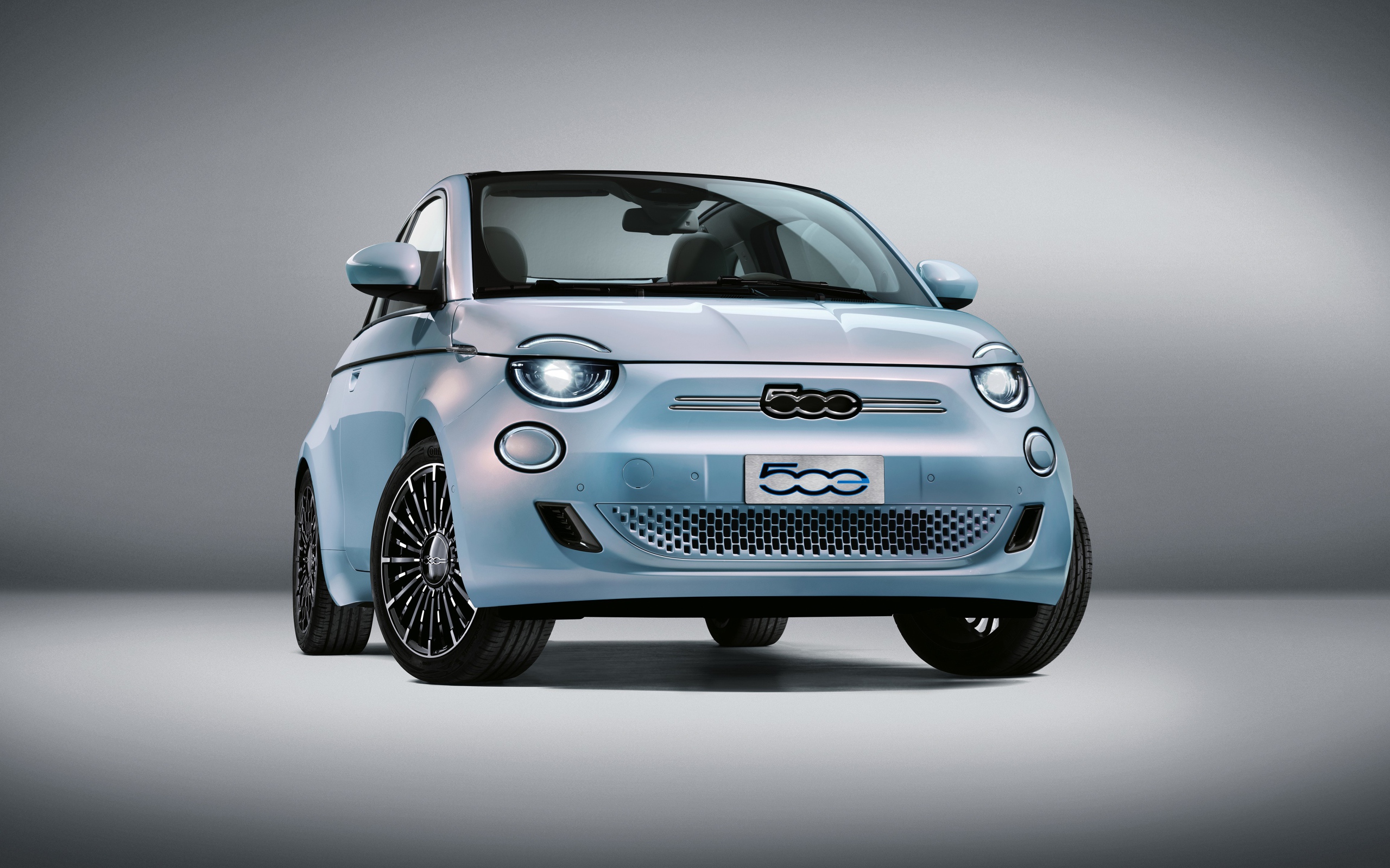 Маленький автомобиль Fiat 500 La Prima France Cabrio 2020 года на сером фоне