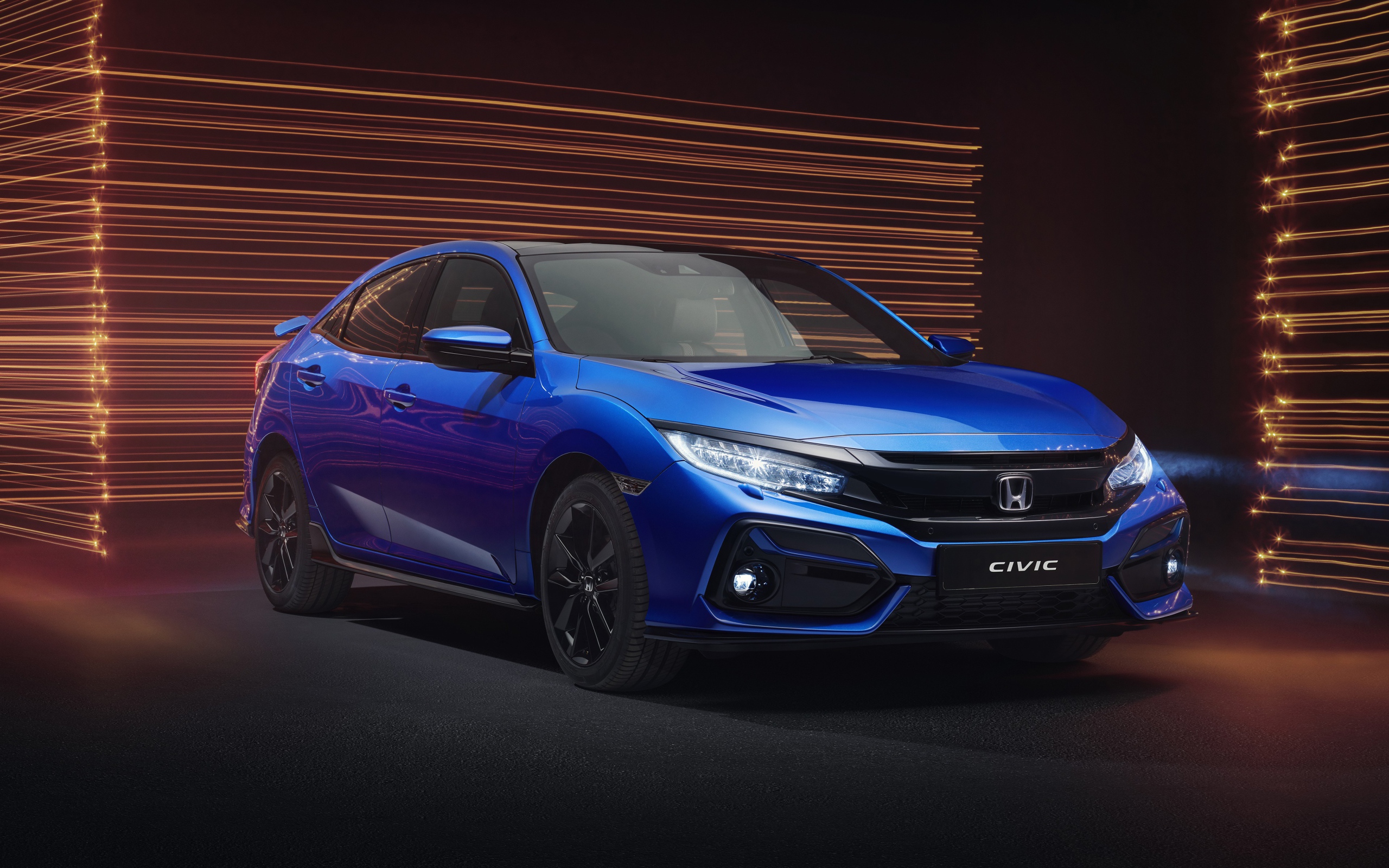 Синий автомобиль Honda Civic Hatchback Sport Line 2019 года