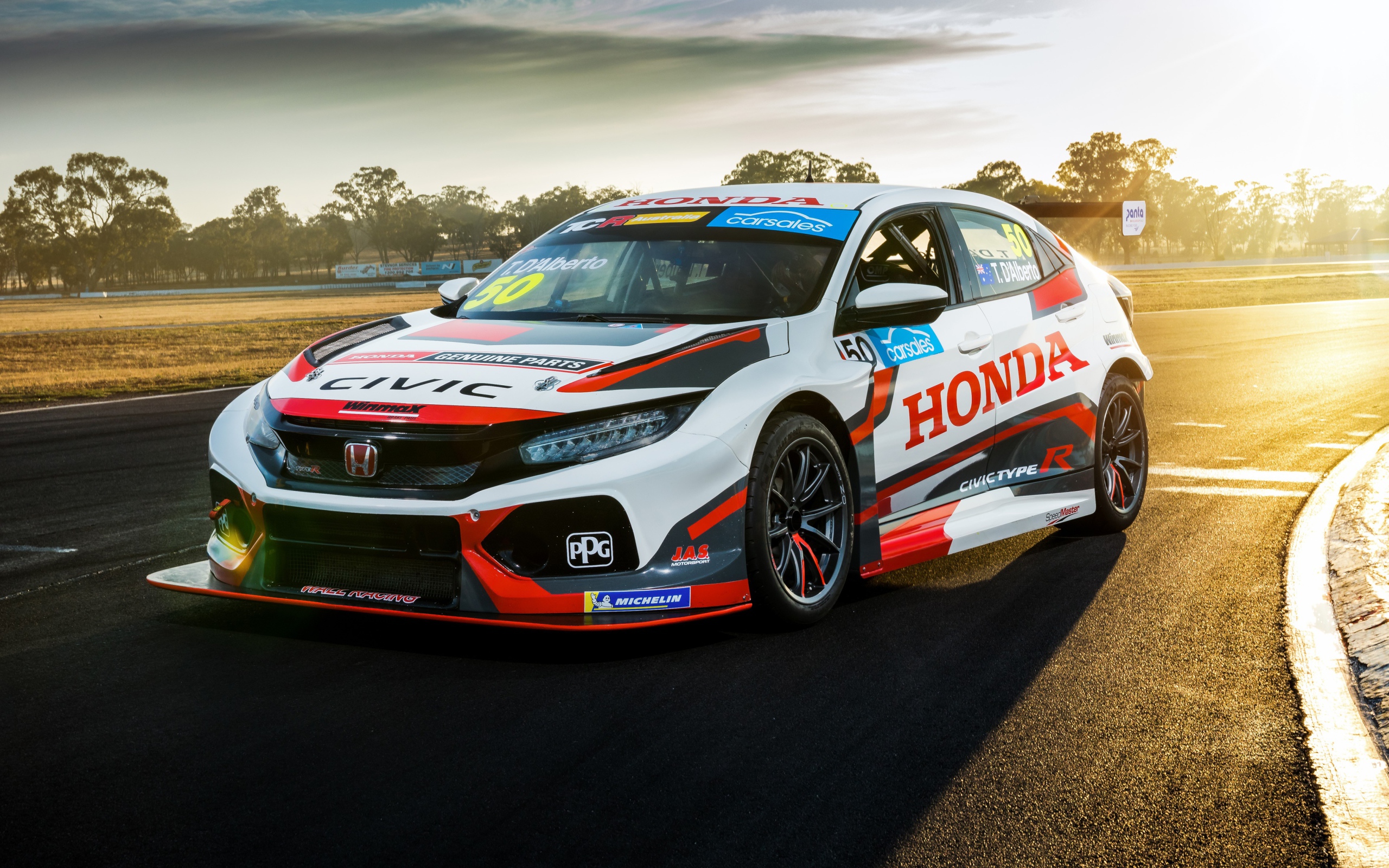 Гоночный автомобиль Honda Civic Type R TCR 2020 года на трассе