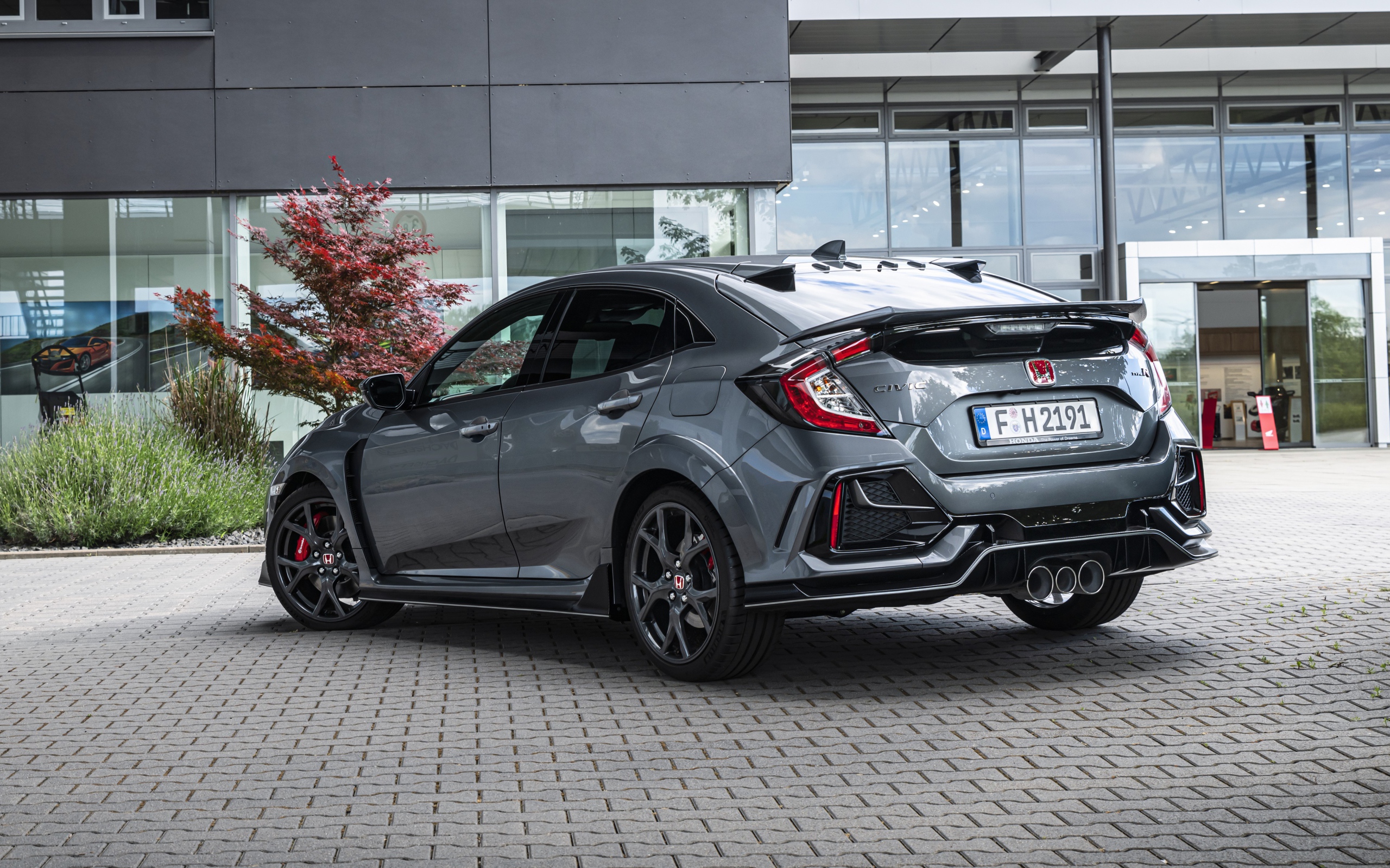 Серый автомобиль Honda Civic Type R Sport Line вид сзади