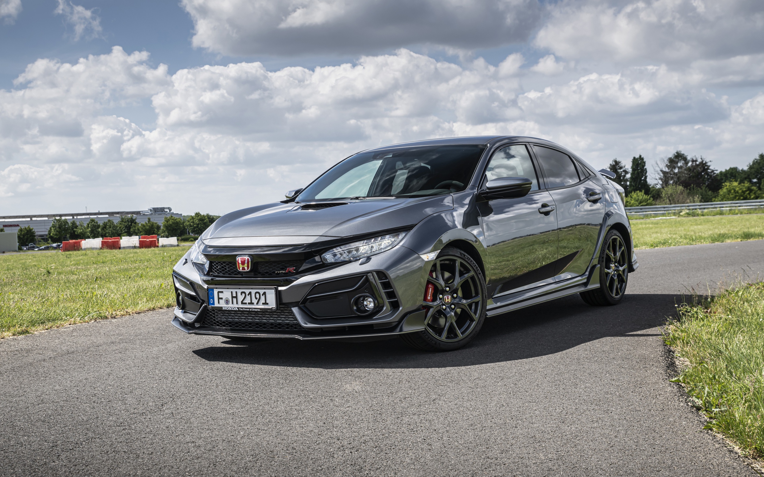 Автомобиль Honda Civic Type R Sport Line на фоне неба 