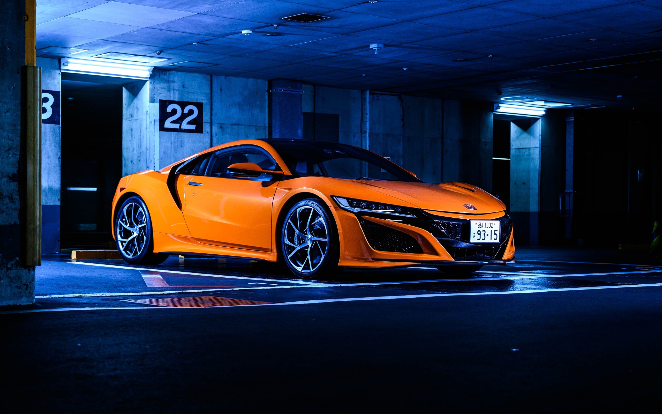 Оранжевый автомобиль Honda NSX в гараже 