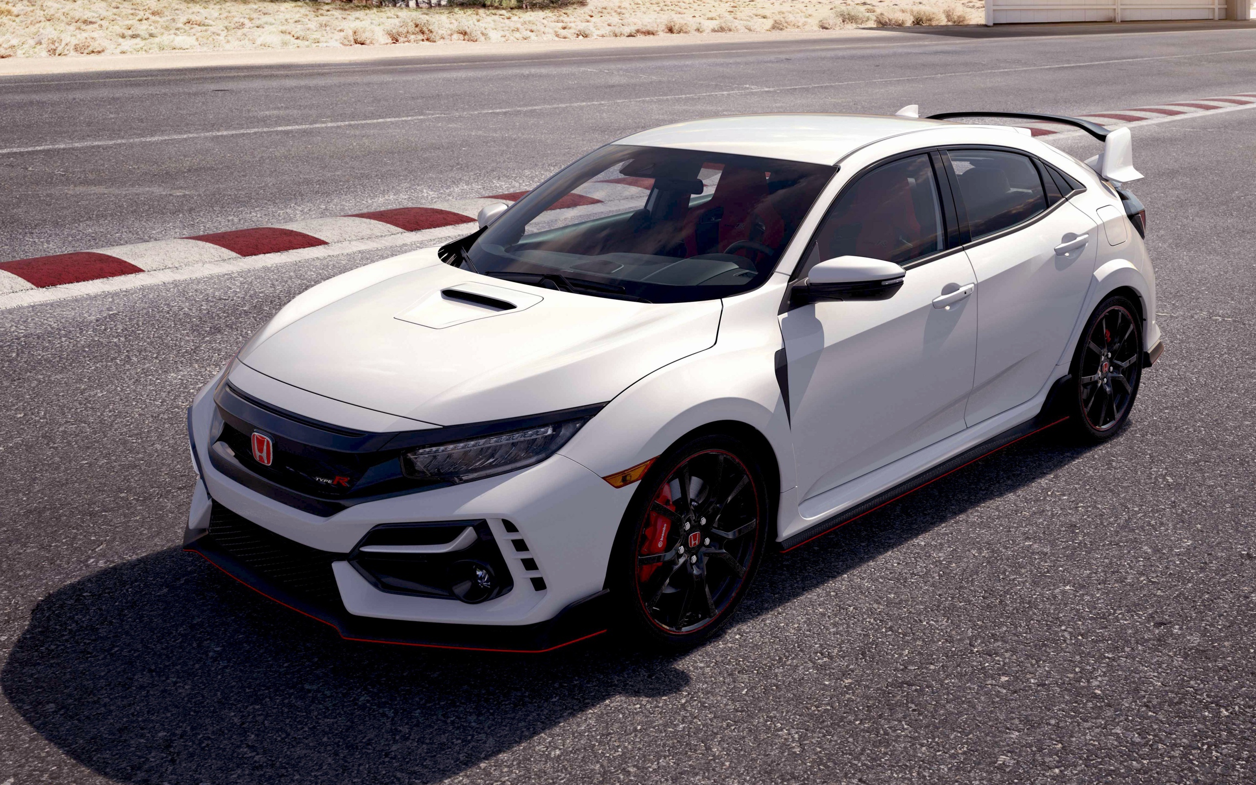 Белый автомобиль Honda Civic Type R, 2020 года на дороге
