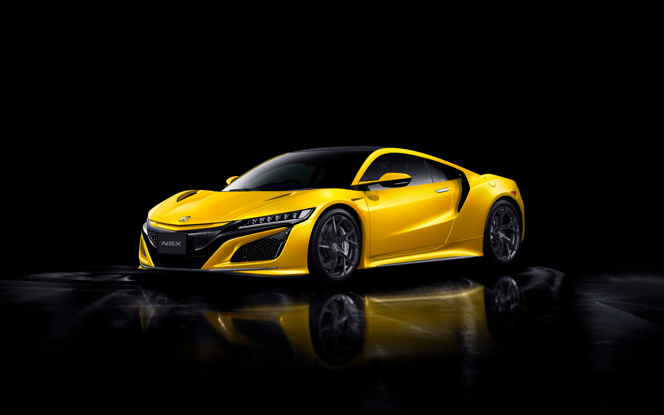 Желтый автомобиль Honda NSX на черном фоне